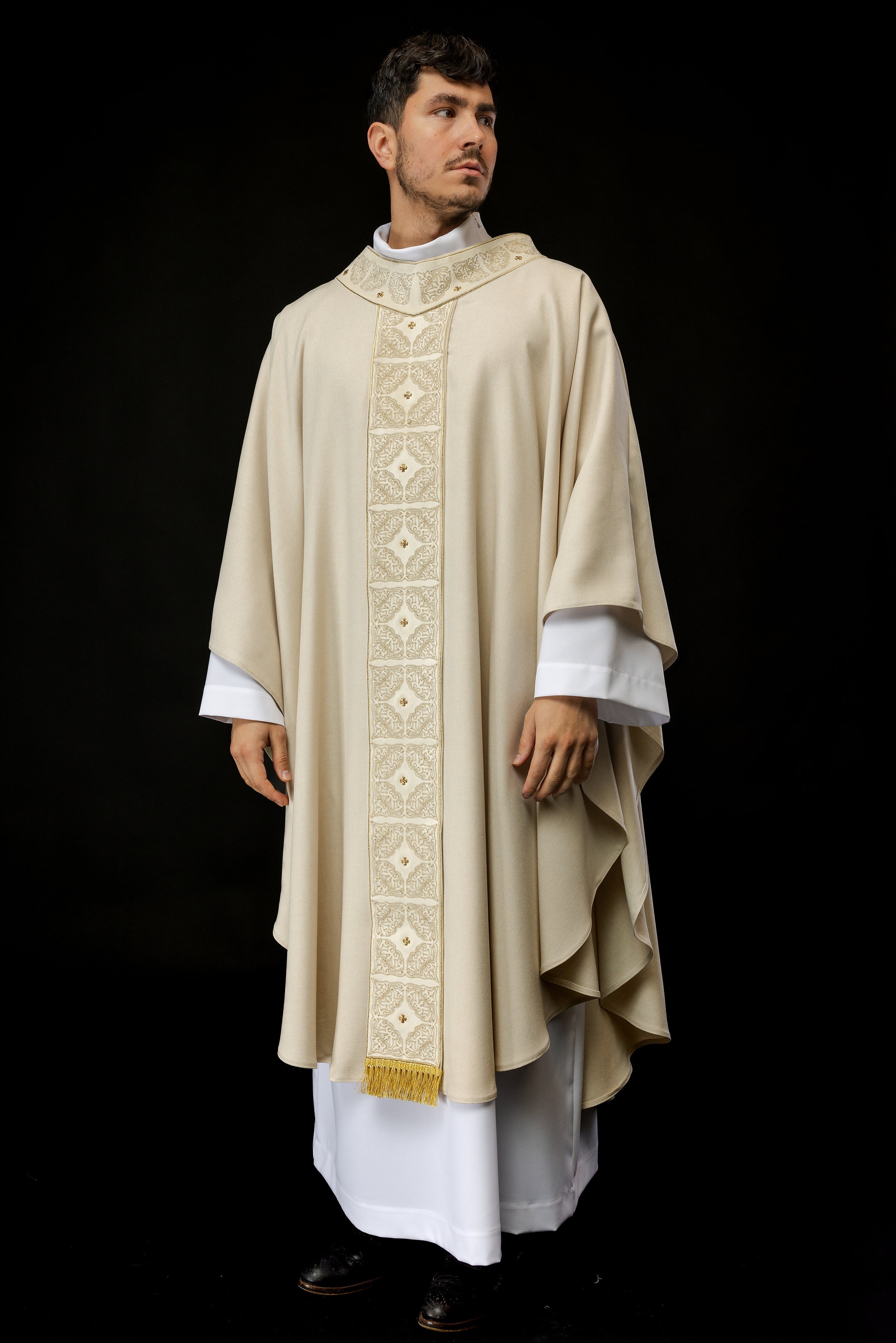 Chasuble made of velvet texture in ivory - HAFTINAUSA.COM