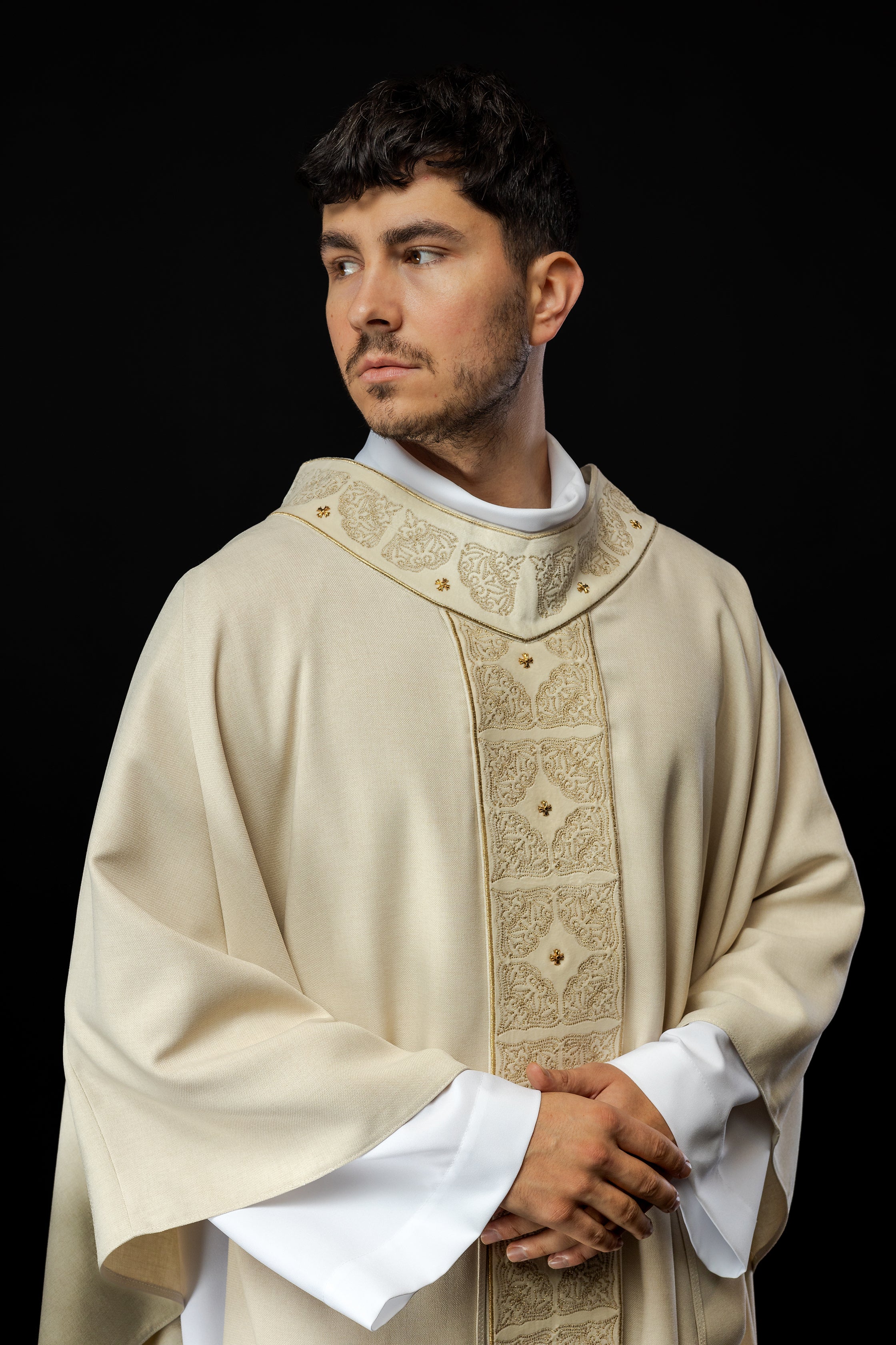 Chasuble made of velvet texture in ivory - HAFTINAUSA.COM