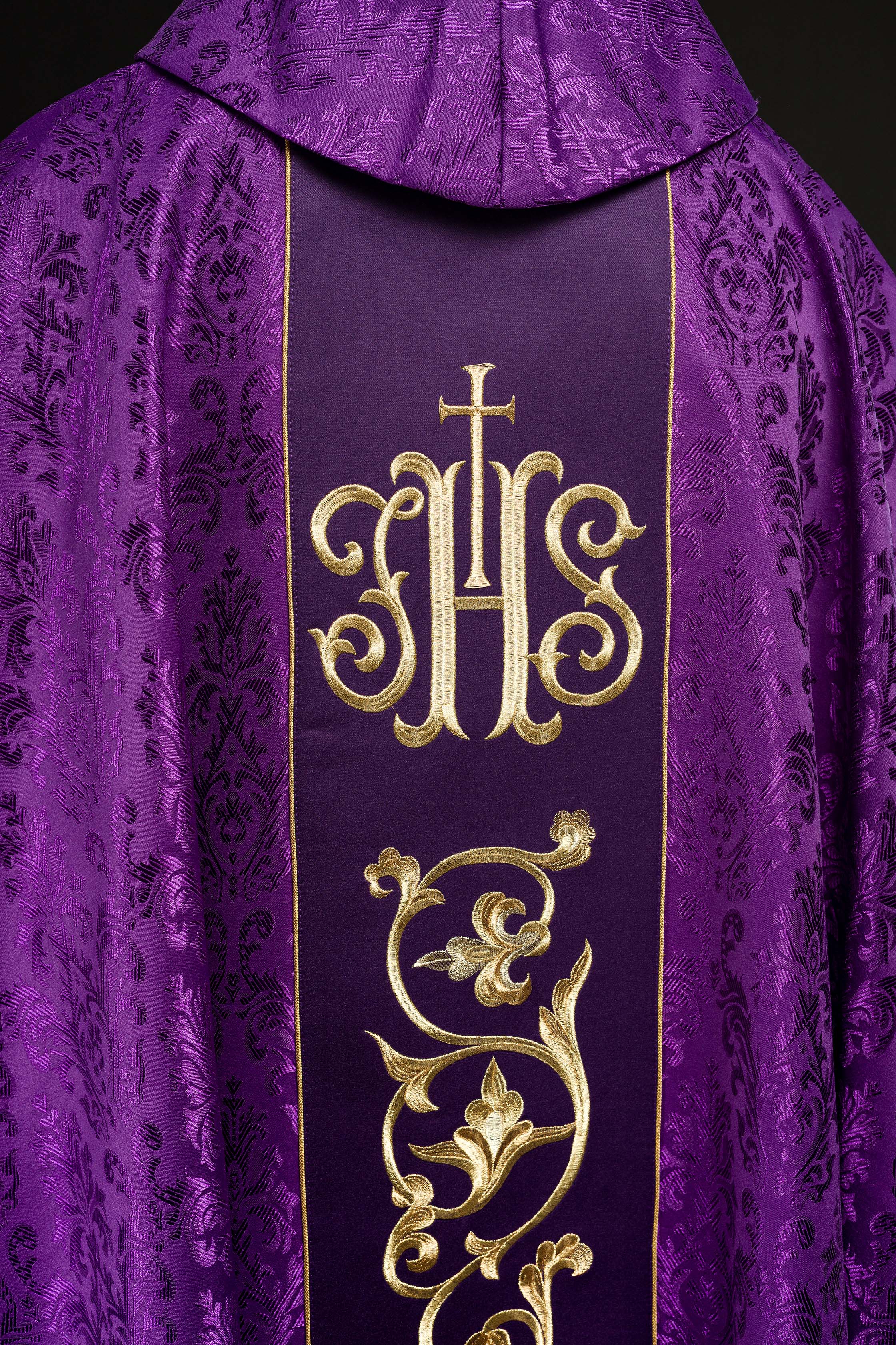 Purple chasuble made of jacquard texture with classic JHS motif