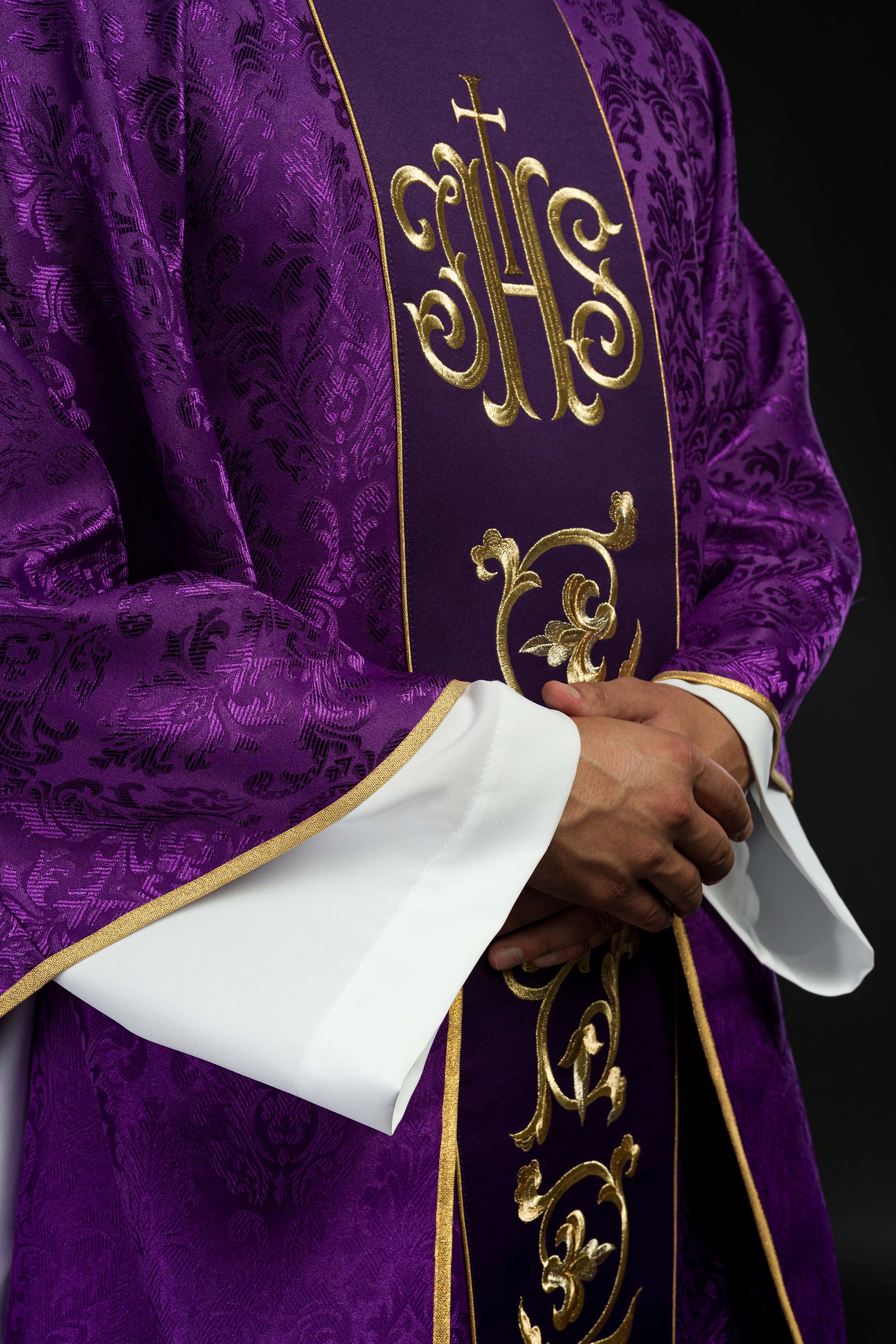 Purple chasuble made of jacquard texture with classic JHS motif