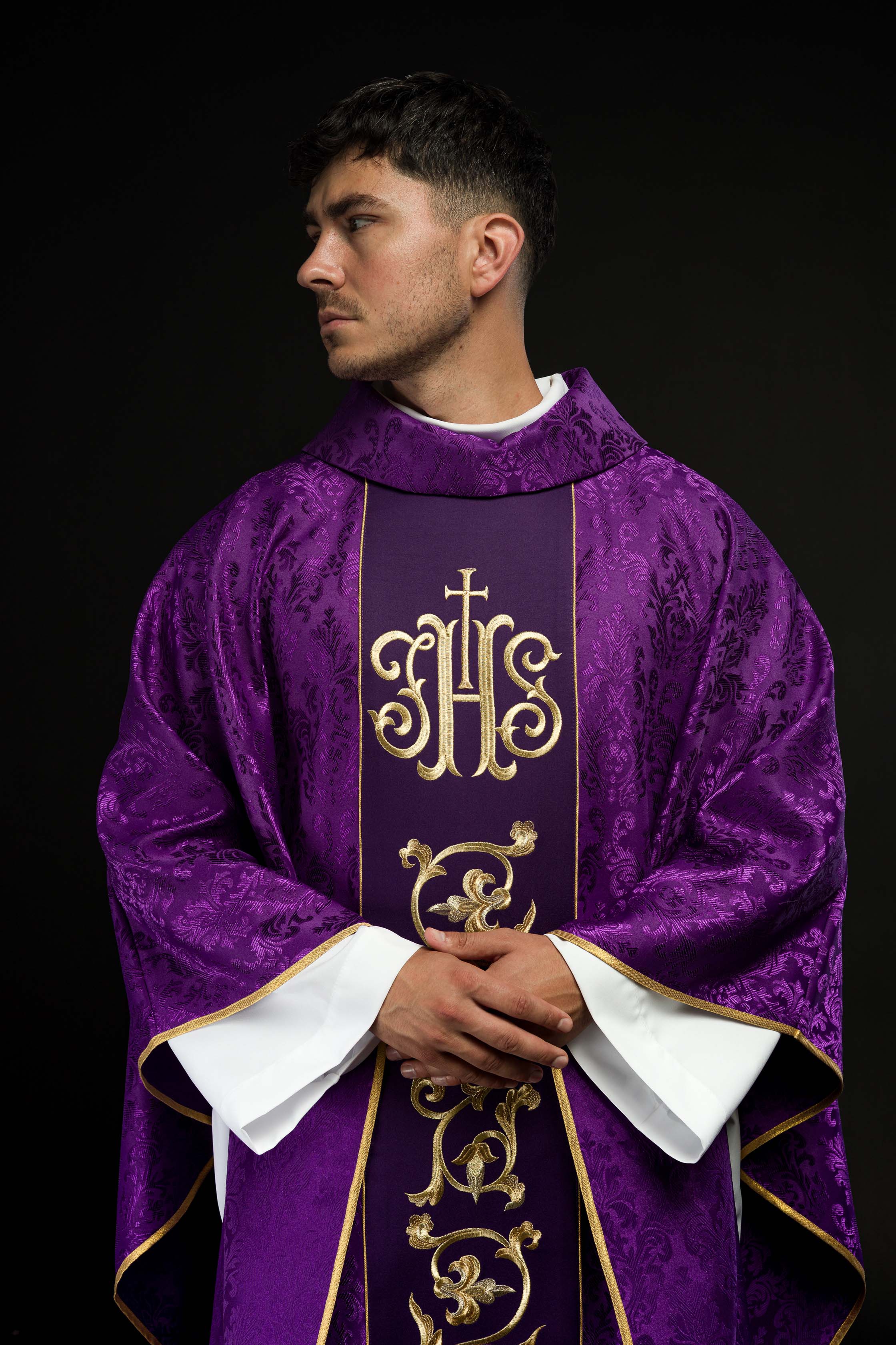 Purple chasuble made of jacquard texture with classic JHS motif