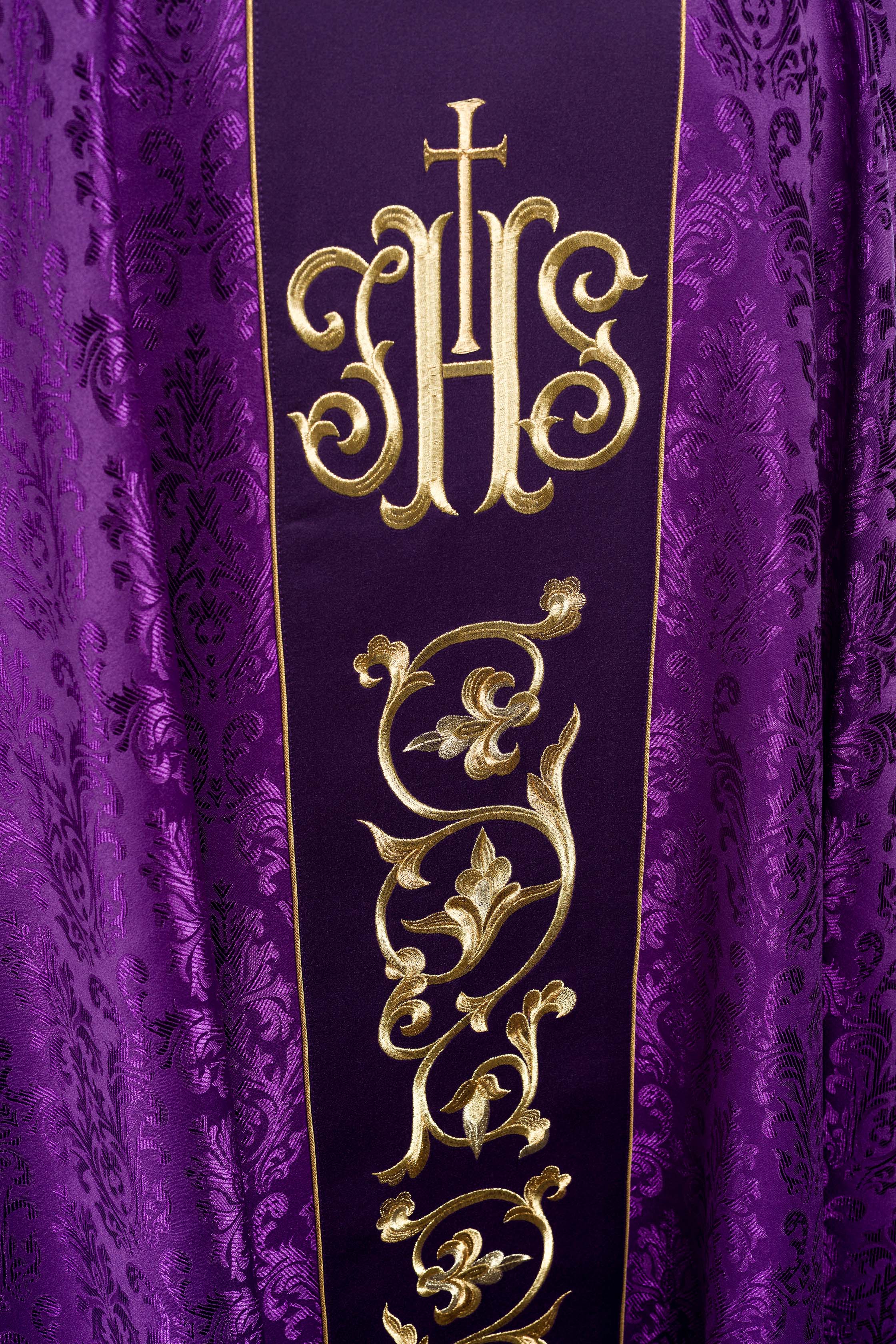 Purple chasuble made of jacquard texture with classic JHS motif