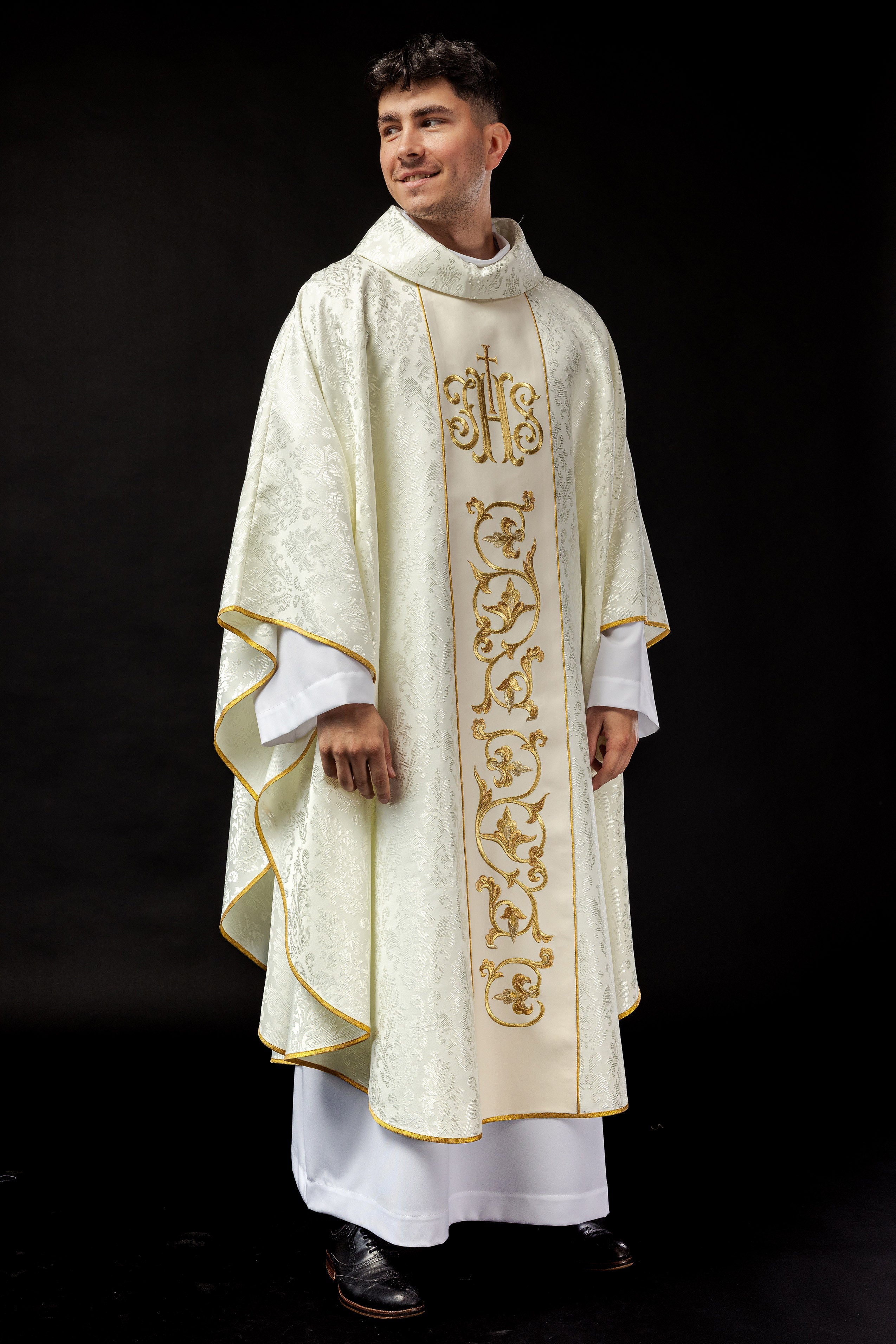 Ecru chasuble with JHS motif made of decorative texture