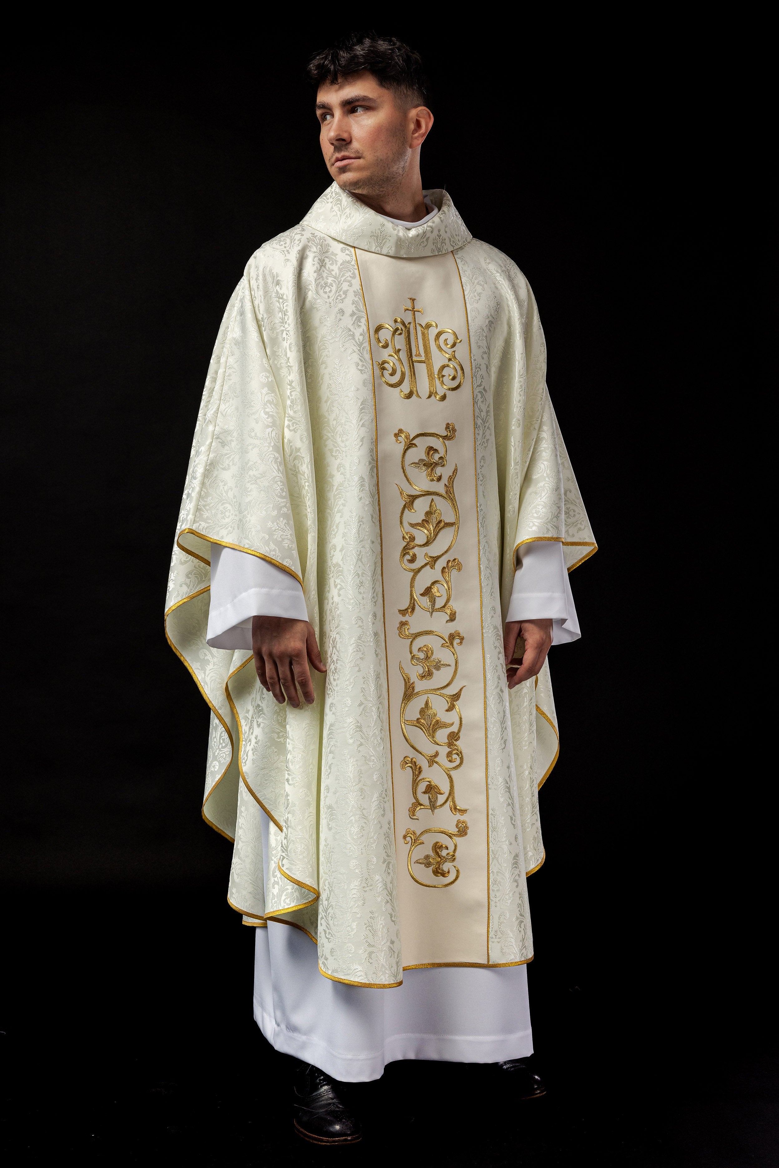 Ecru chasuble with JHS motif made of decorative texture