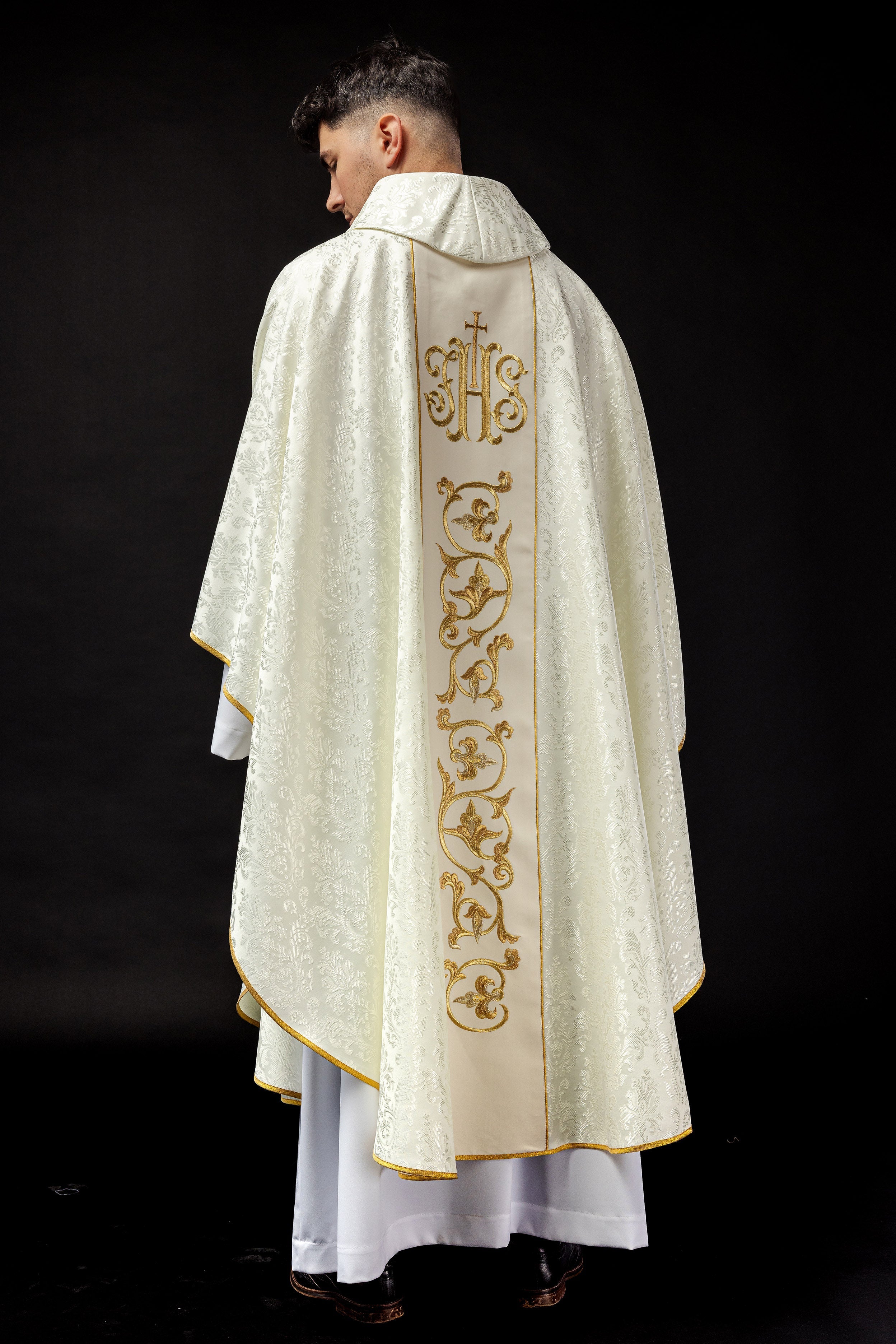 Ecru chasuble with JHS motif made of decorative texture