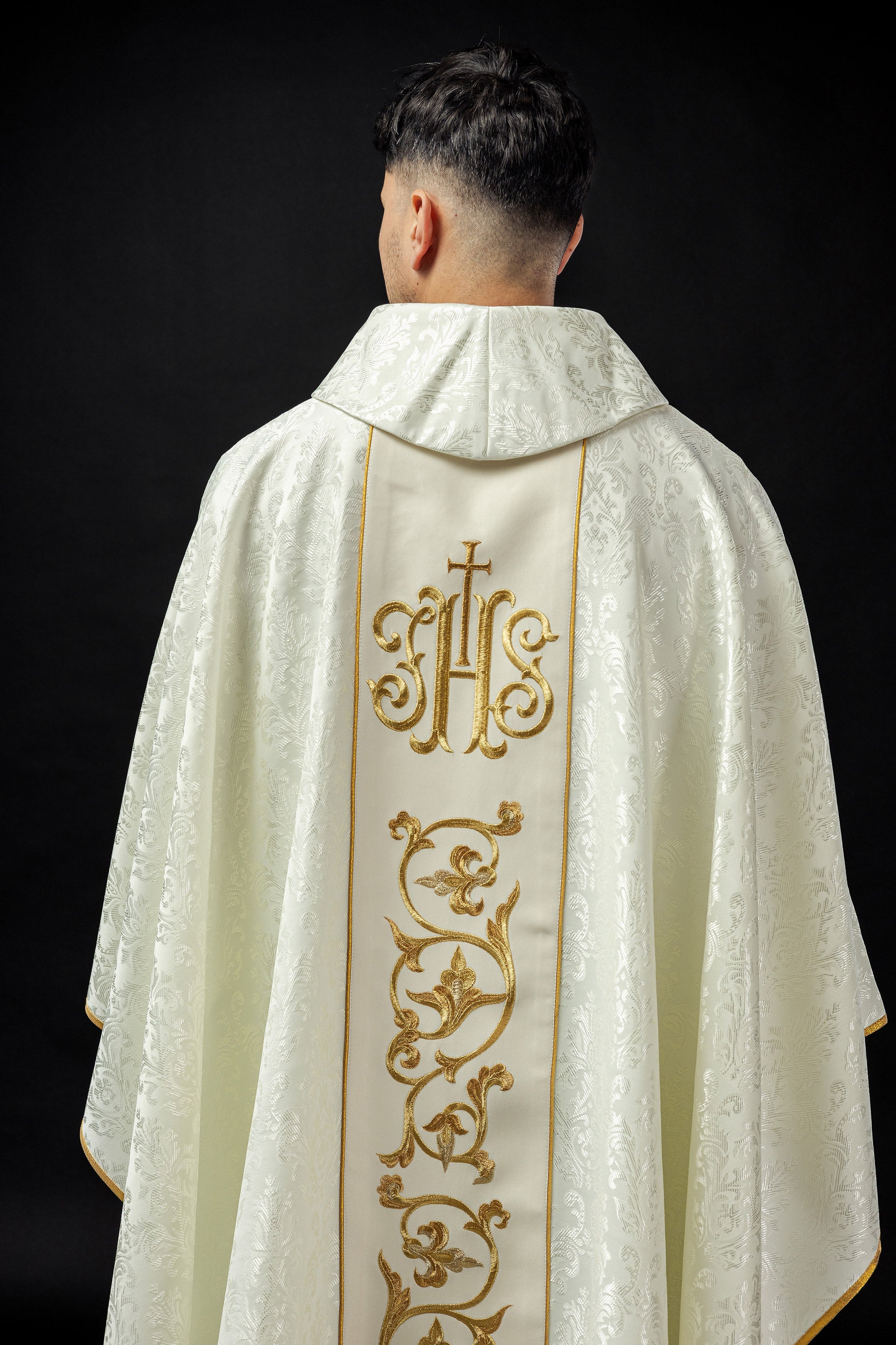 Ecru chasuble with JHS motif made of decorative texture