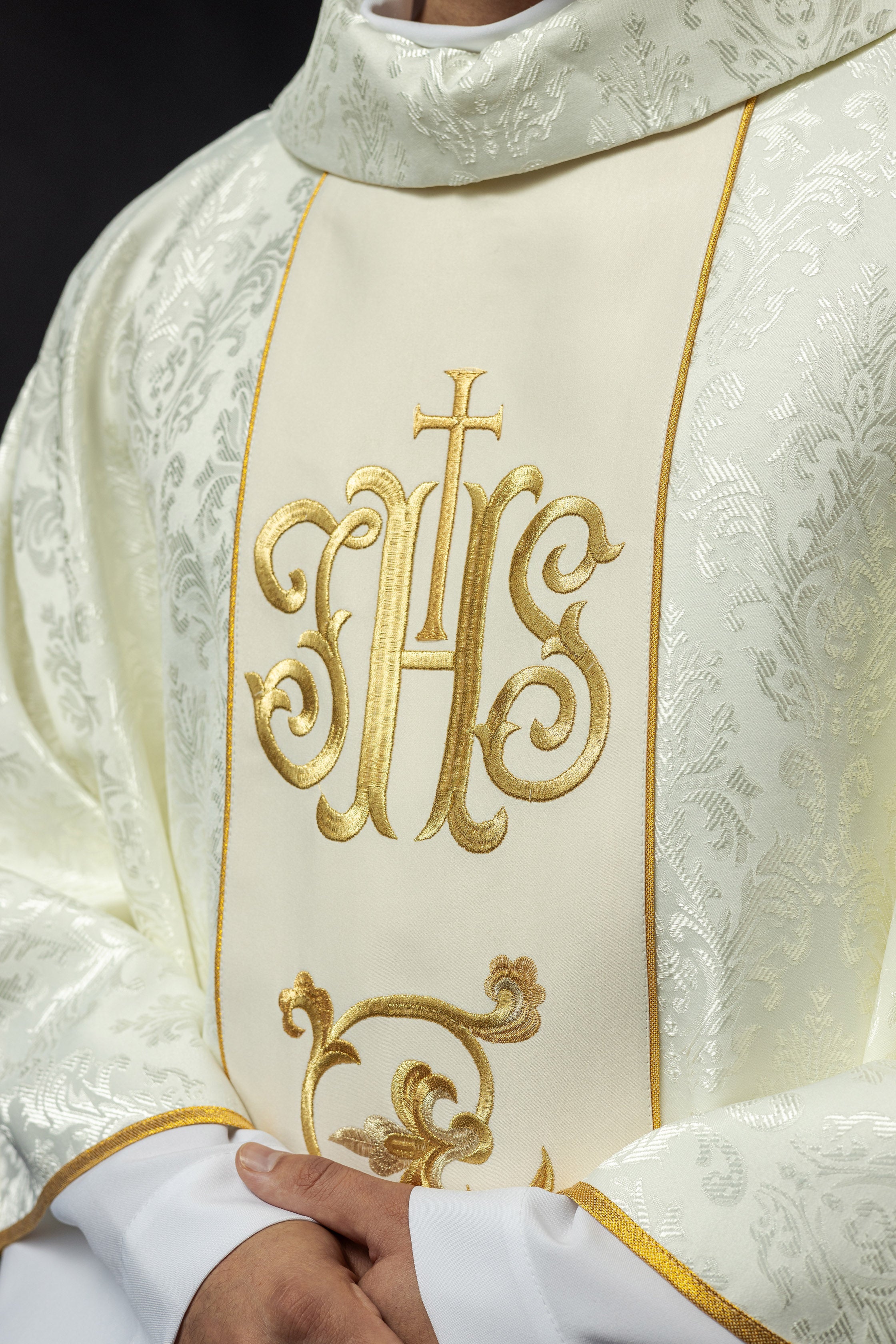 Ecru chasuble with JHS motif made of decorative texture