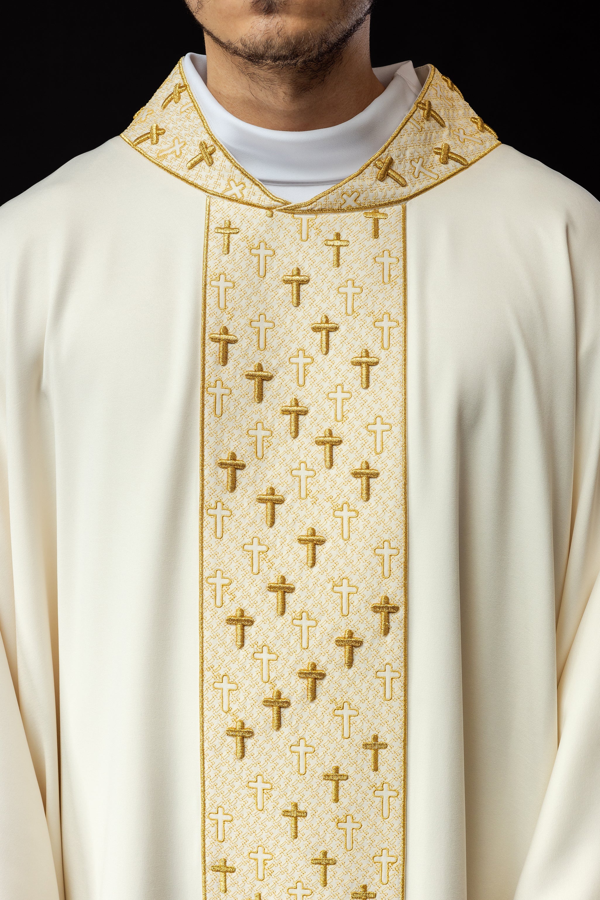 Cream liturgical chasuble with small gold crosses embroidery - HAFTINAUSA.COM