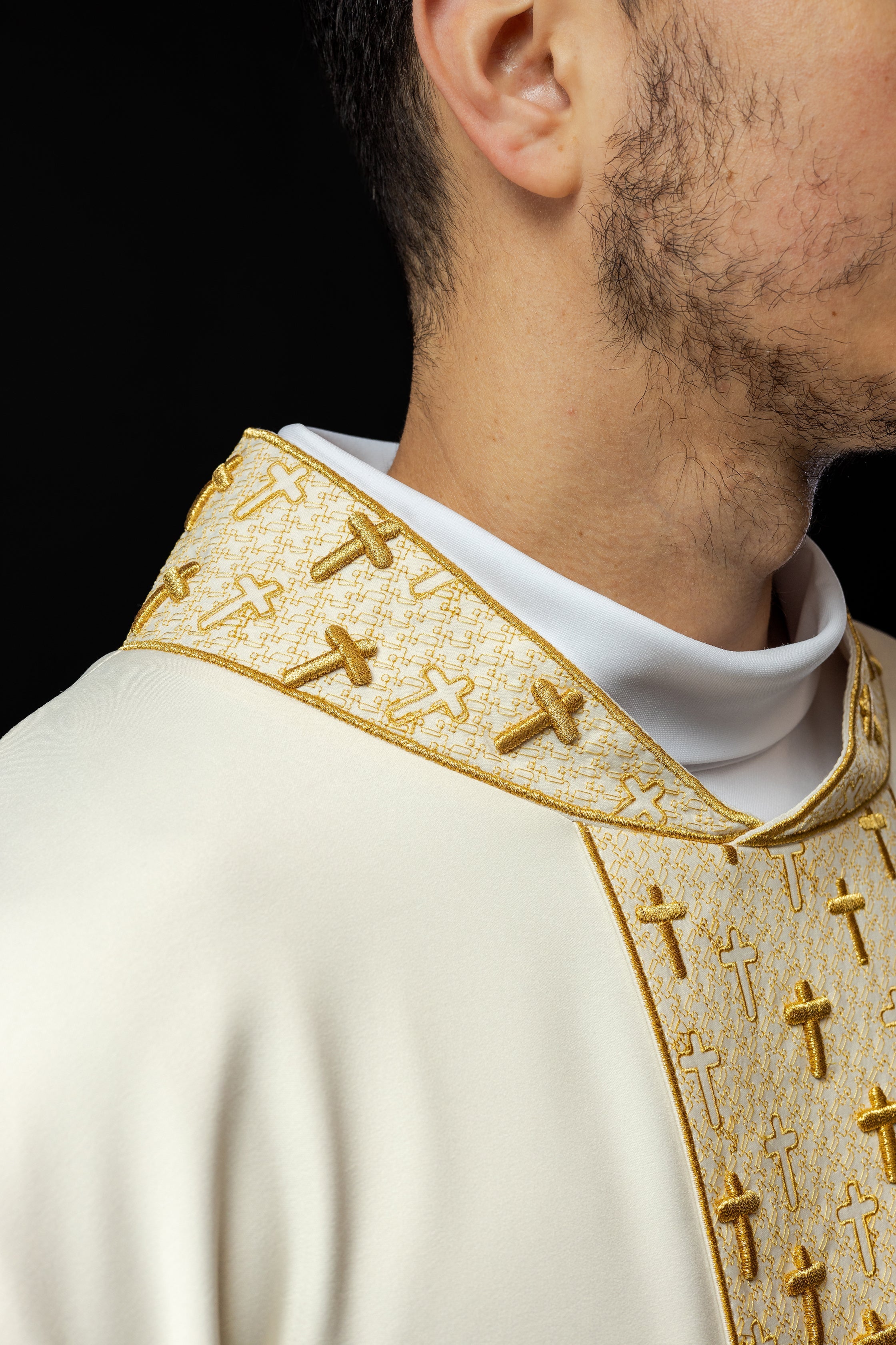 Cream liturgical chasuble with small gold crosses embroidery - HAFTINAUSA.COM