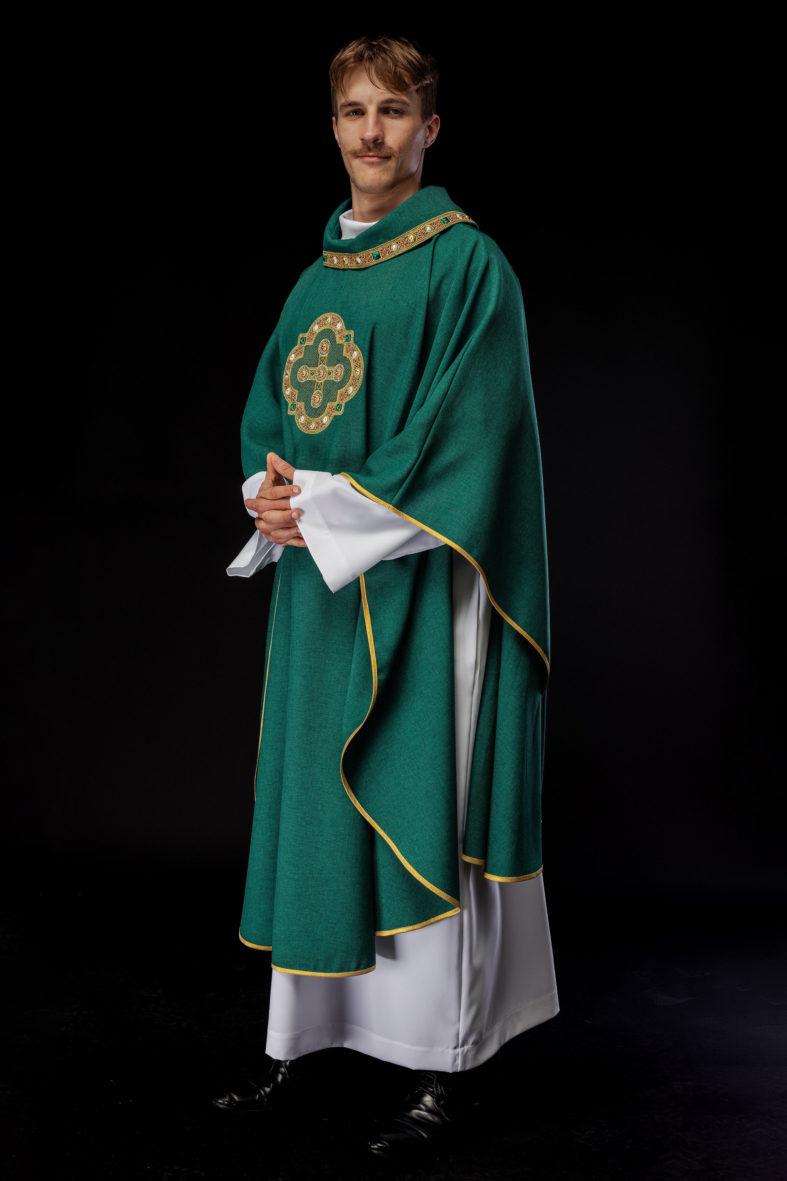 Chasuble in green with embroidered piping on the collar and around the embroidery of the cros