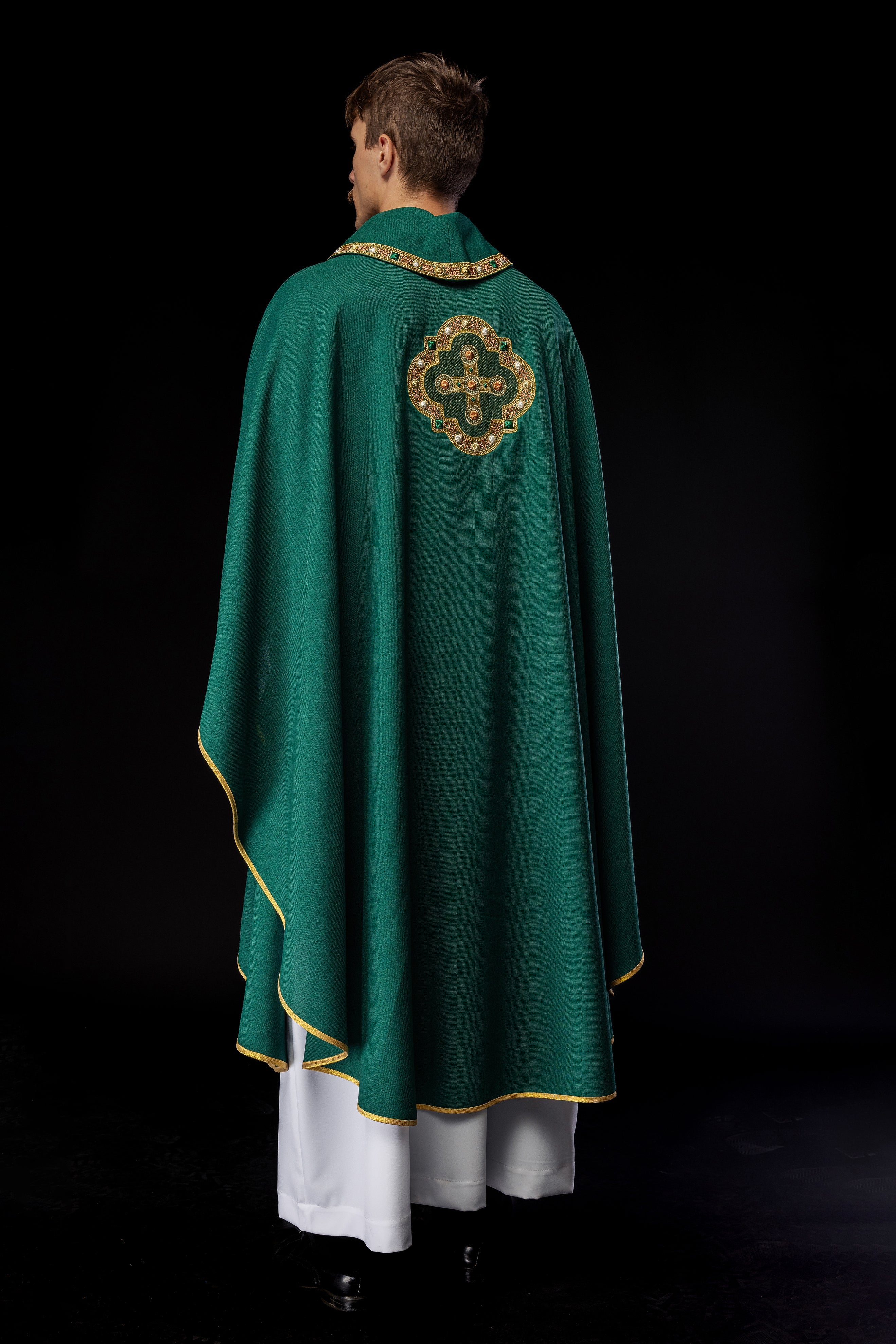 Chasuble in green with embroidered piping on the collar and around the embroidery of the cros