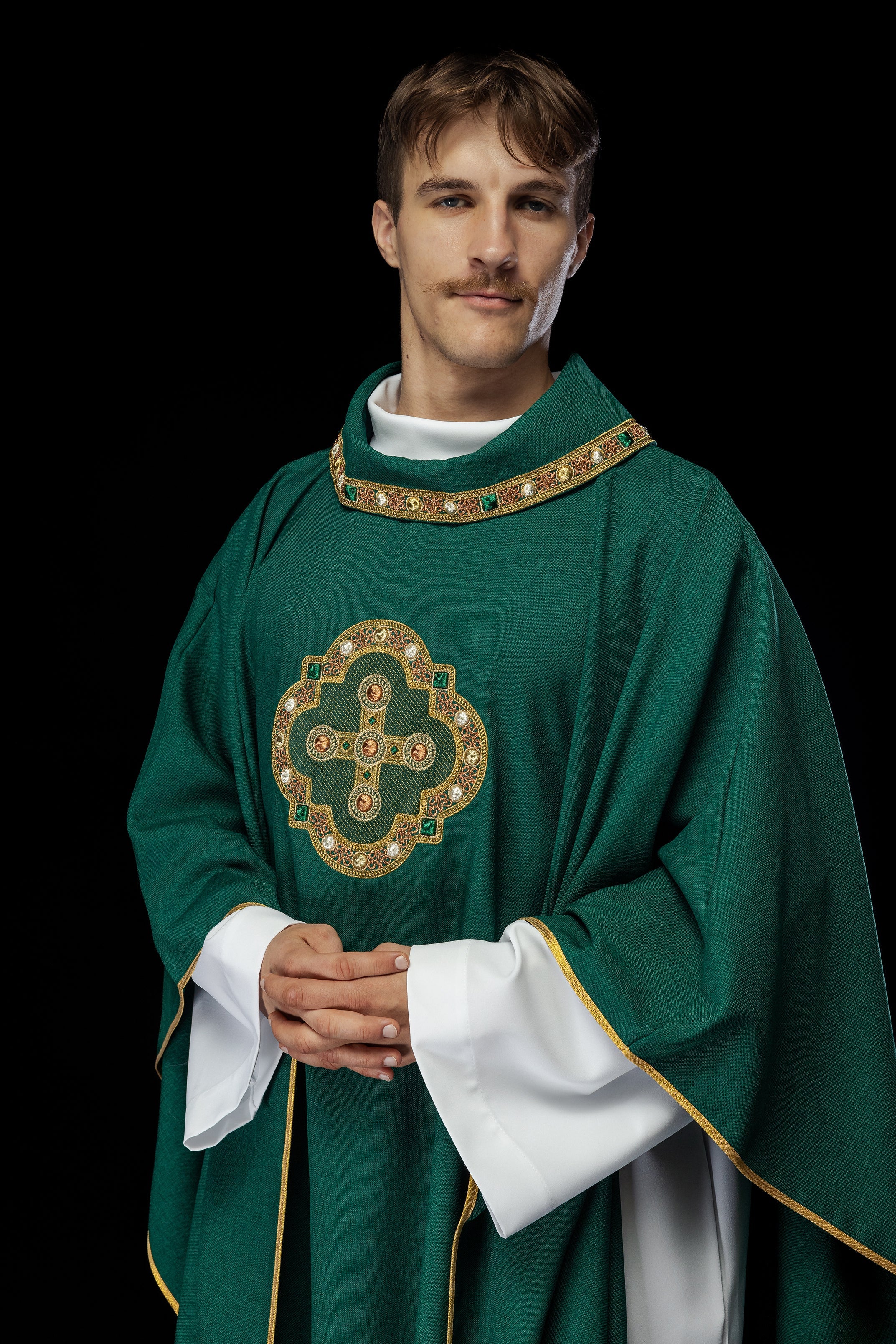 Chasuble in green with embroidered piping on the collar and around the embroidery of the cros