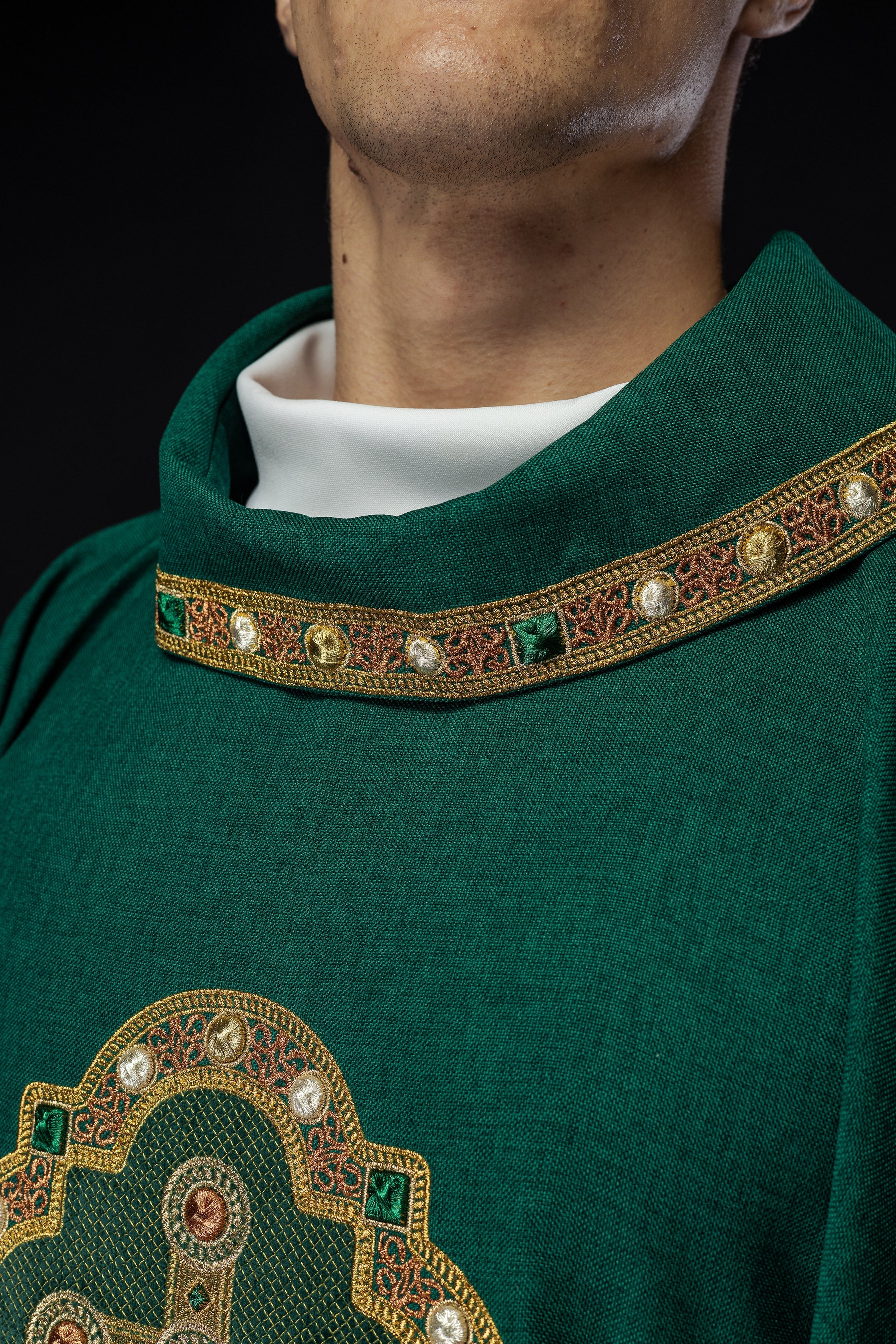 Chasuble in green with embroidered piping on the collar and around the embroidery of the cros