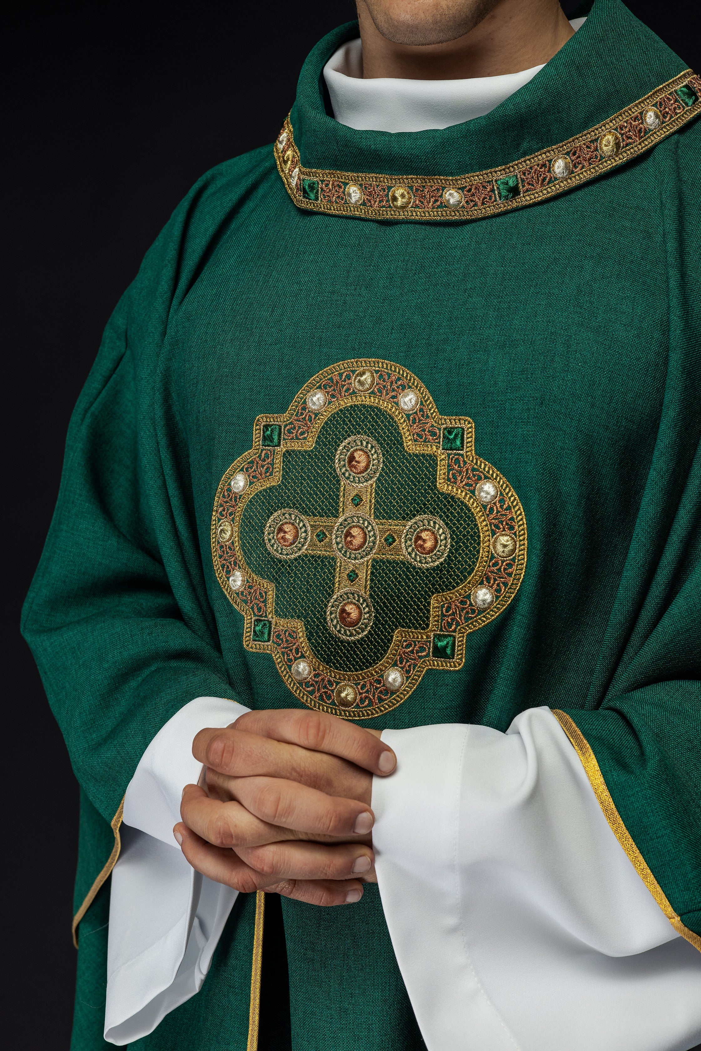 Chasuble in green with embroidered piping on the collar and around the embroidery of the cros