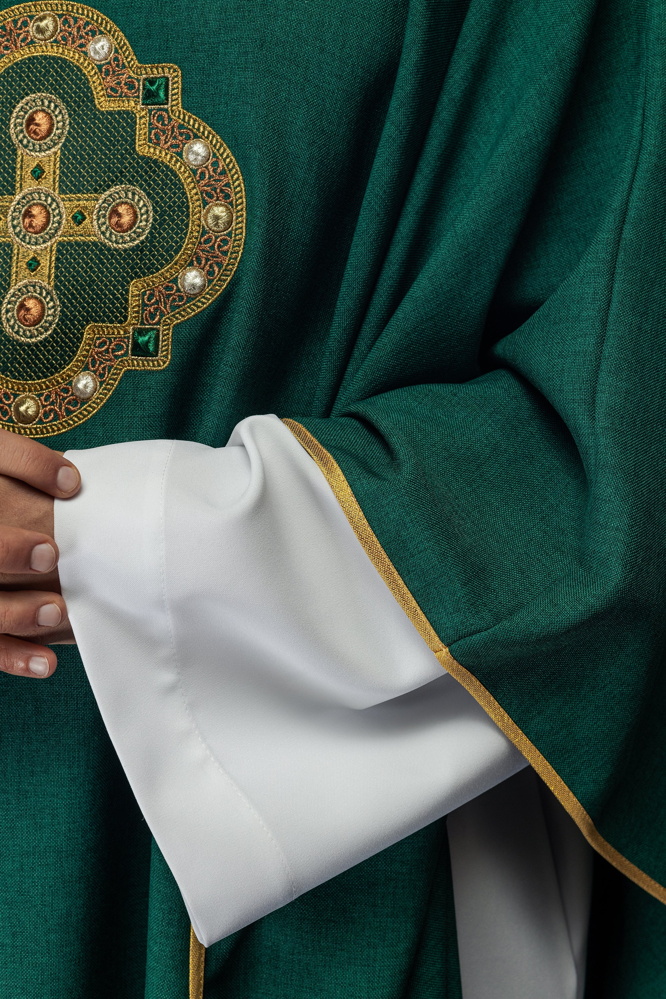 Chasuble in green with embroidered piping on the collar and around the embroidery of the cros