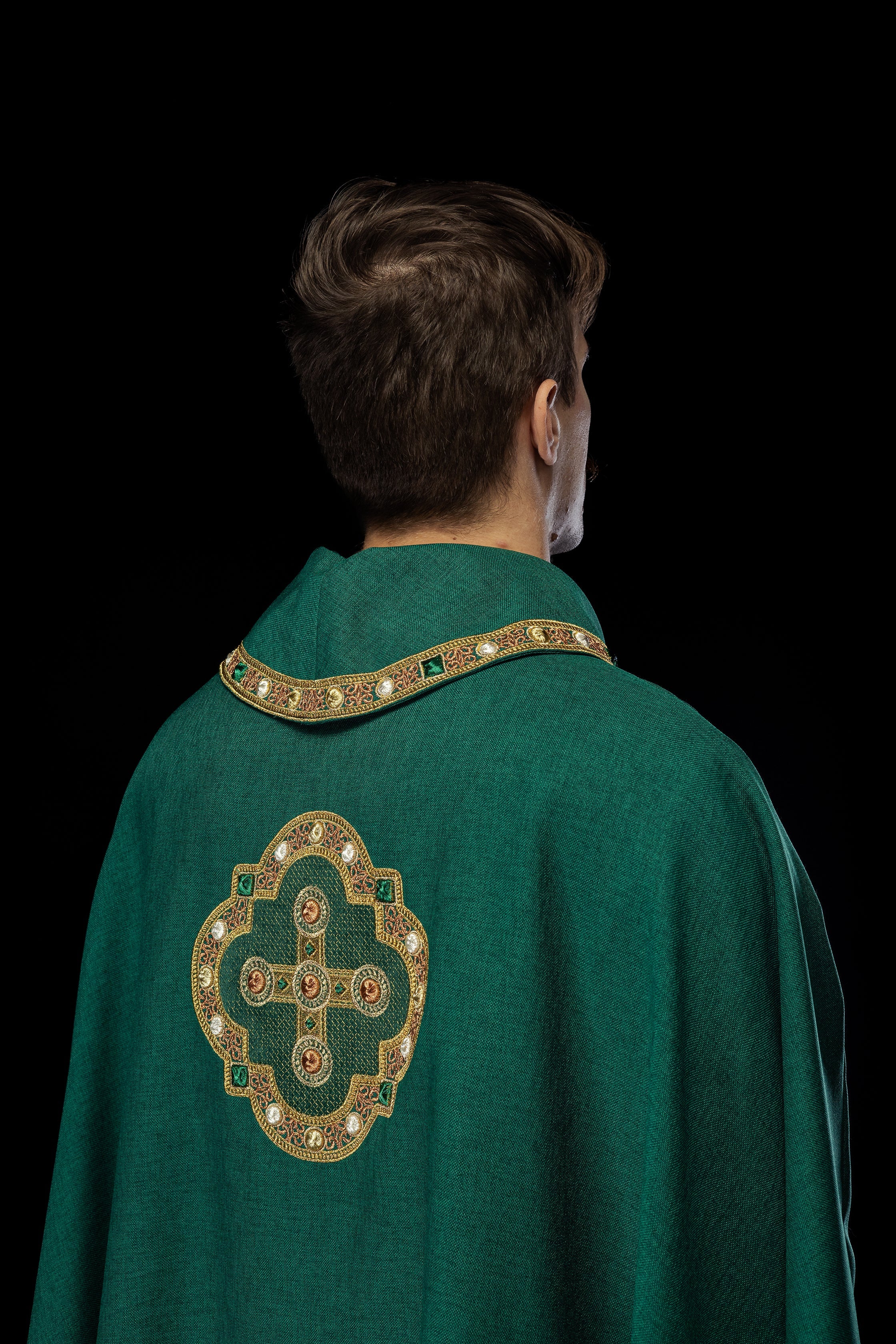 Chasuble in green with embroidered piping on the collar and around the embroidery of the cros