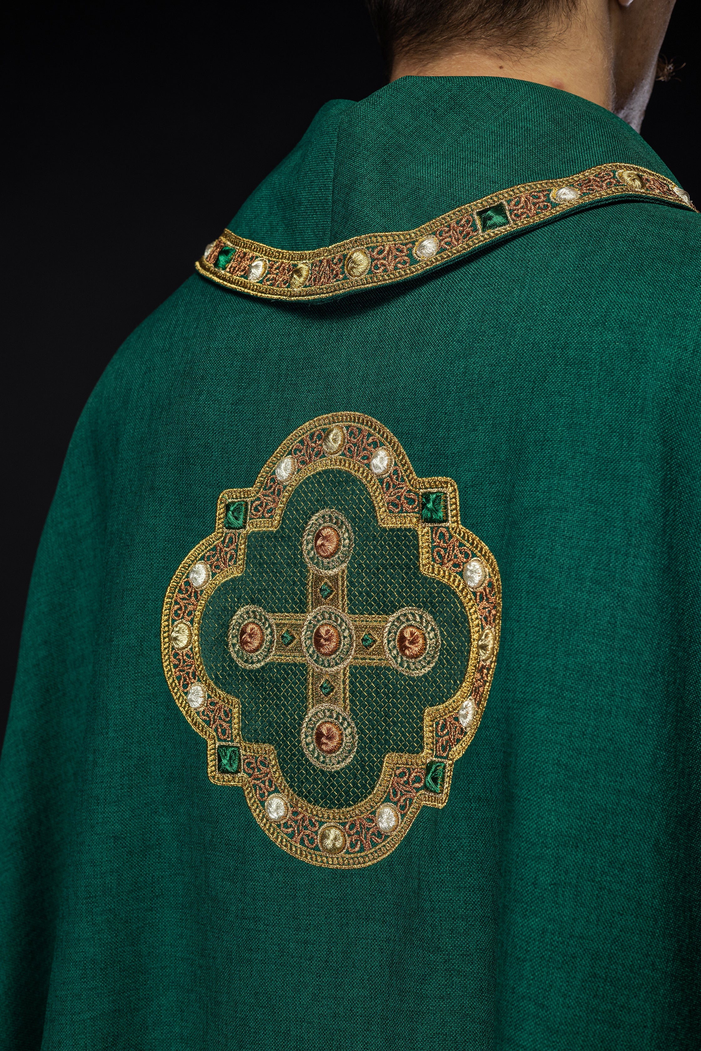 Chasuble in green with embroidered piping on the collar and around the embroidery of the cros