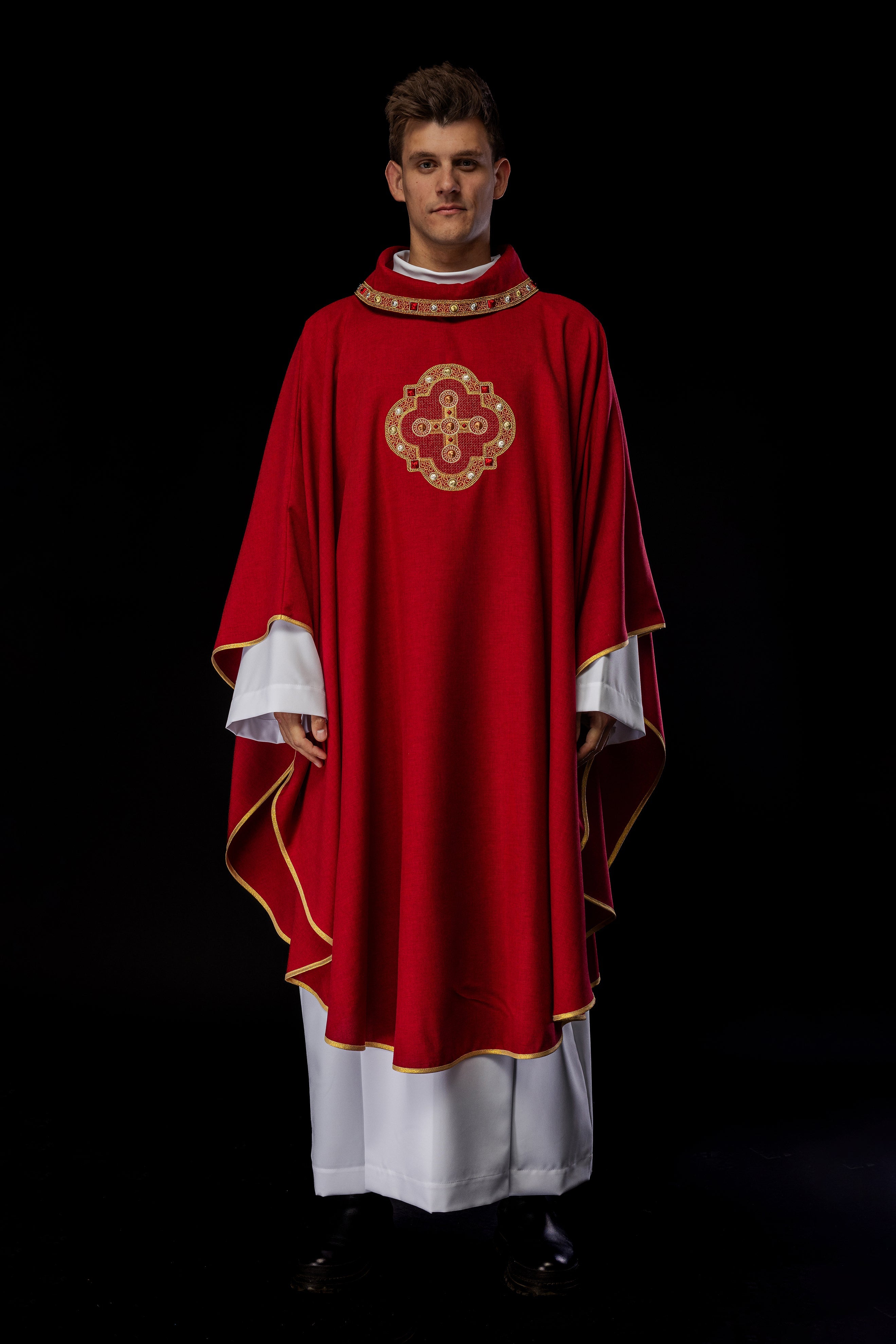 Chasuble in red with embroidered piping on the collar and around the embroidery of the cros