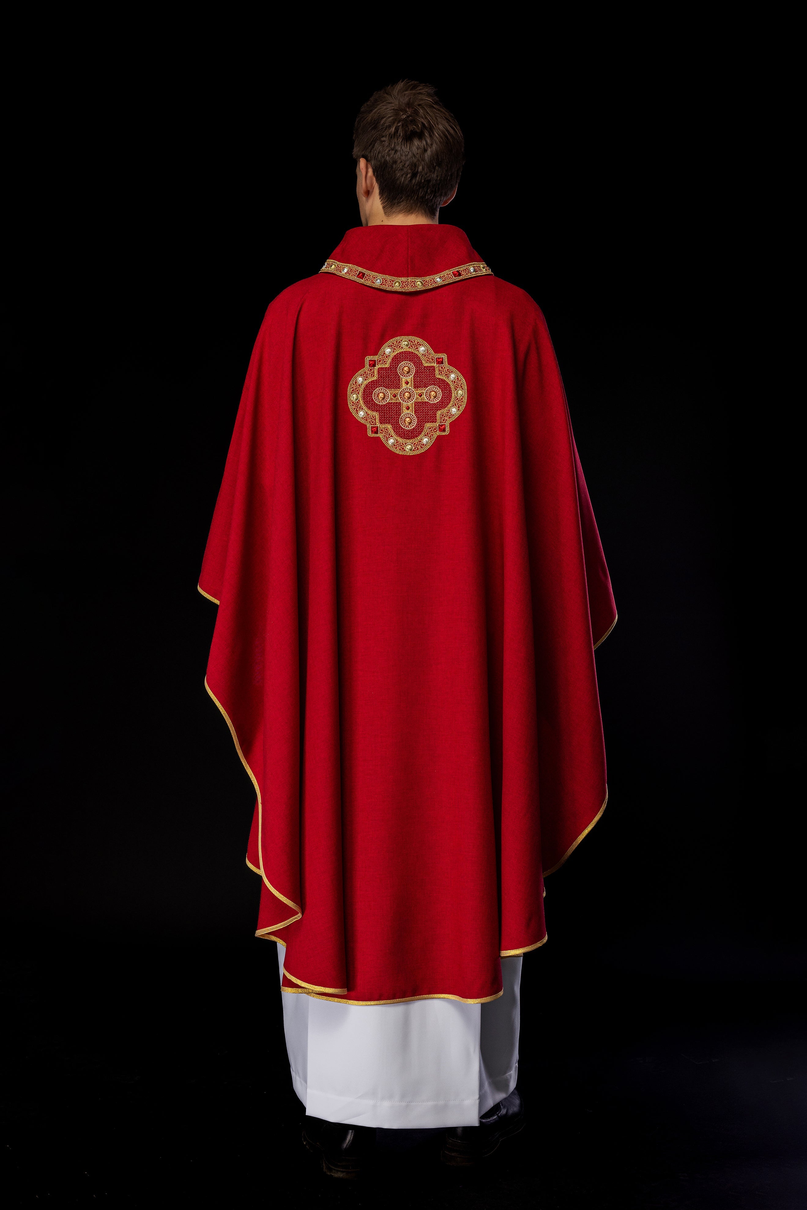 Chasuble in red with embroidered piping on the collar and around the embroidery of the cros