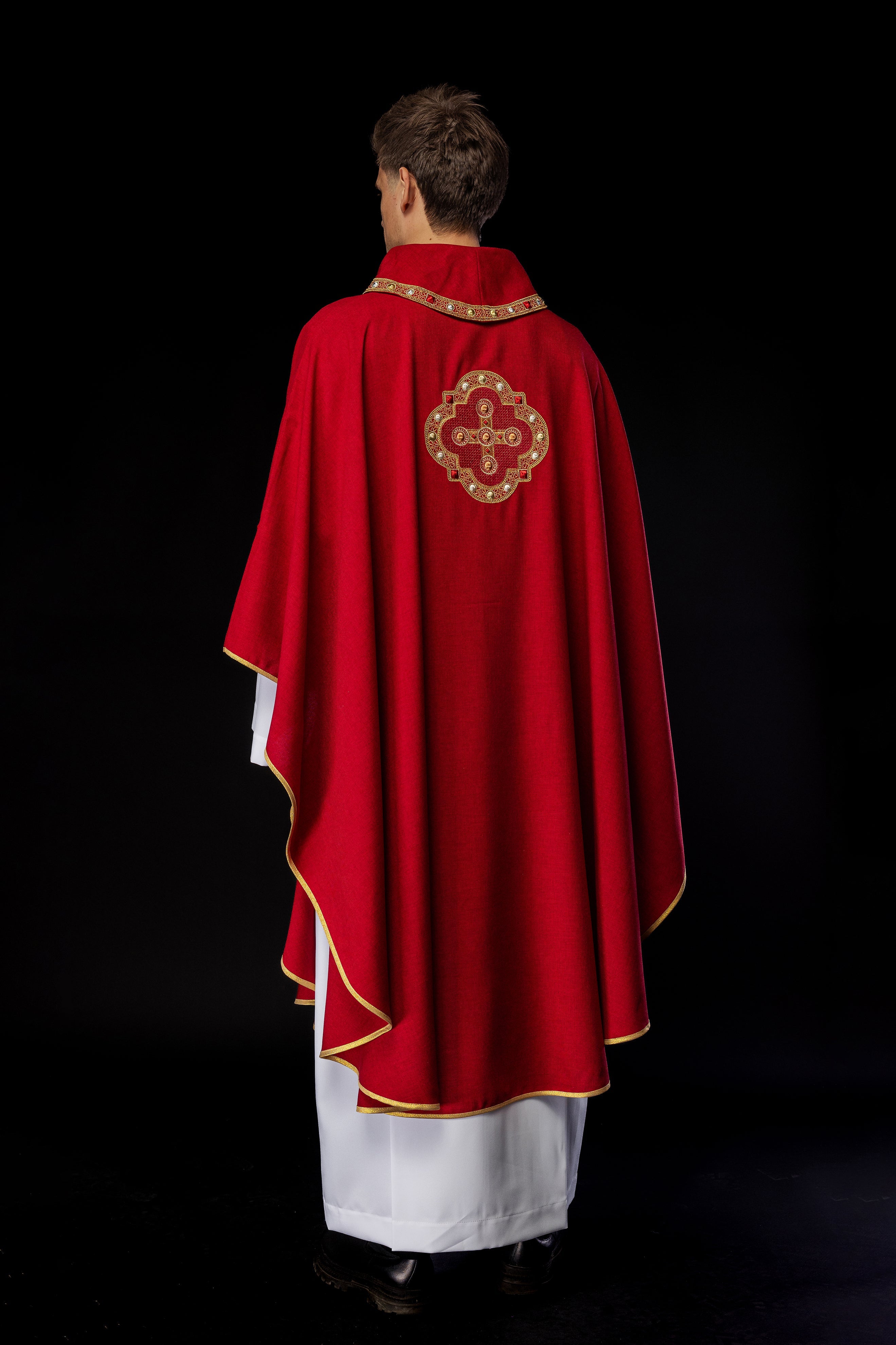 Chasuble in red with embroidered piping on the collar and around the embroidery of the cros