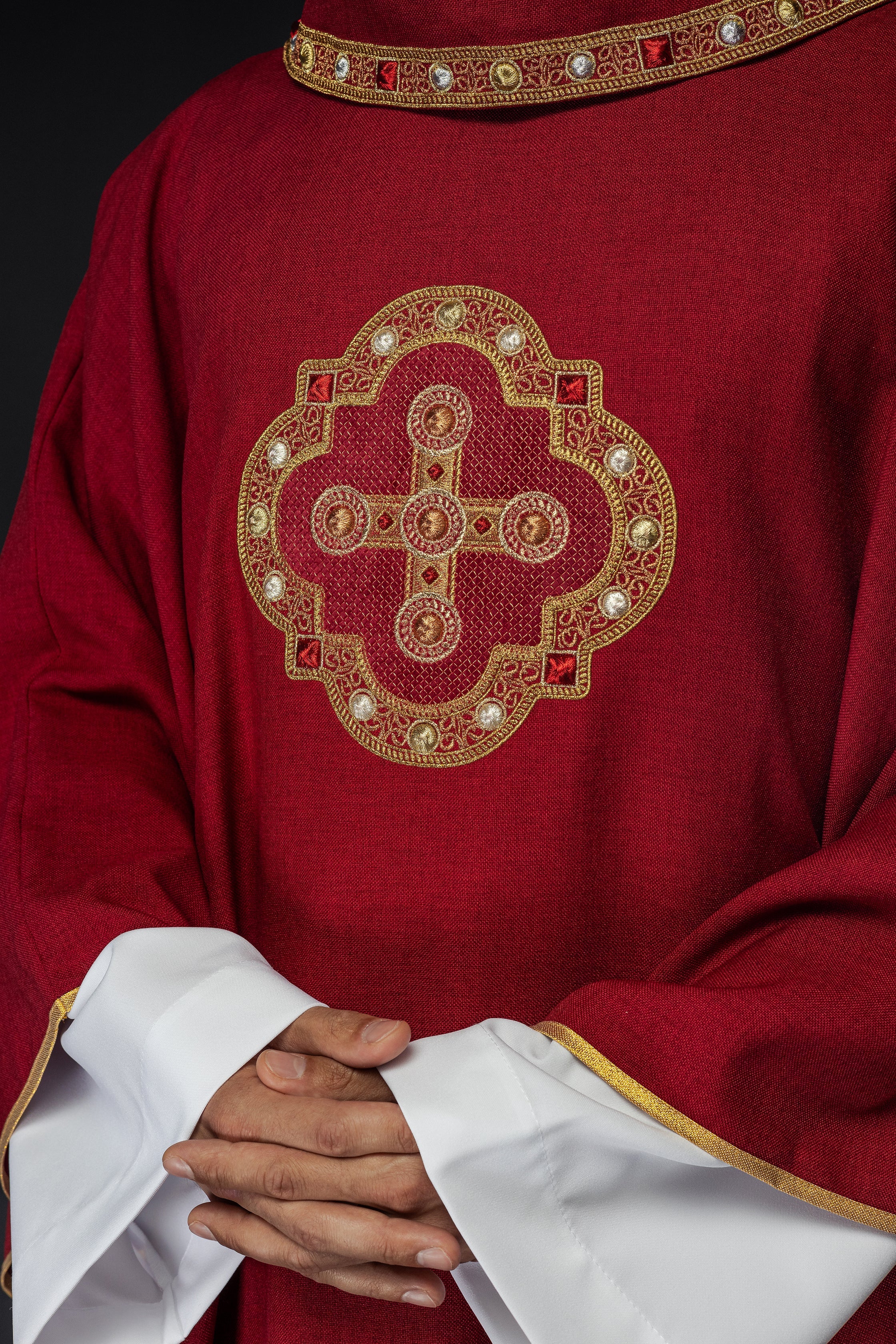 Chasuble in red with embroidered piping on the collar and around the embroidery of the cros