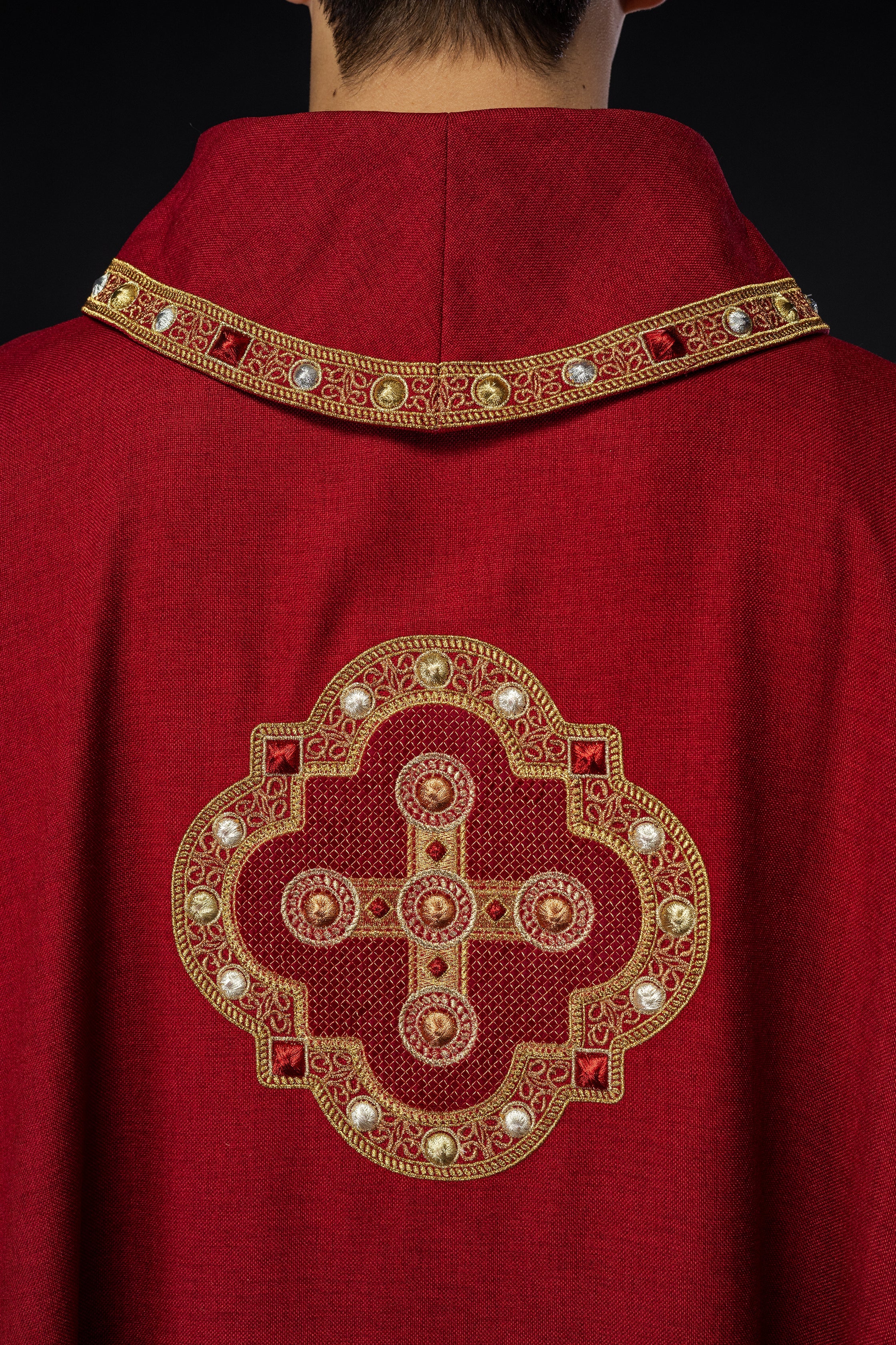 Chasuble in red with embroidered piping on the collar and around the embroidery of the cros