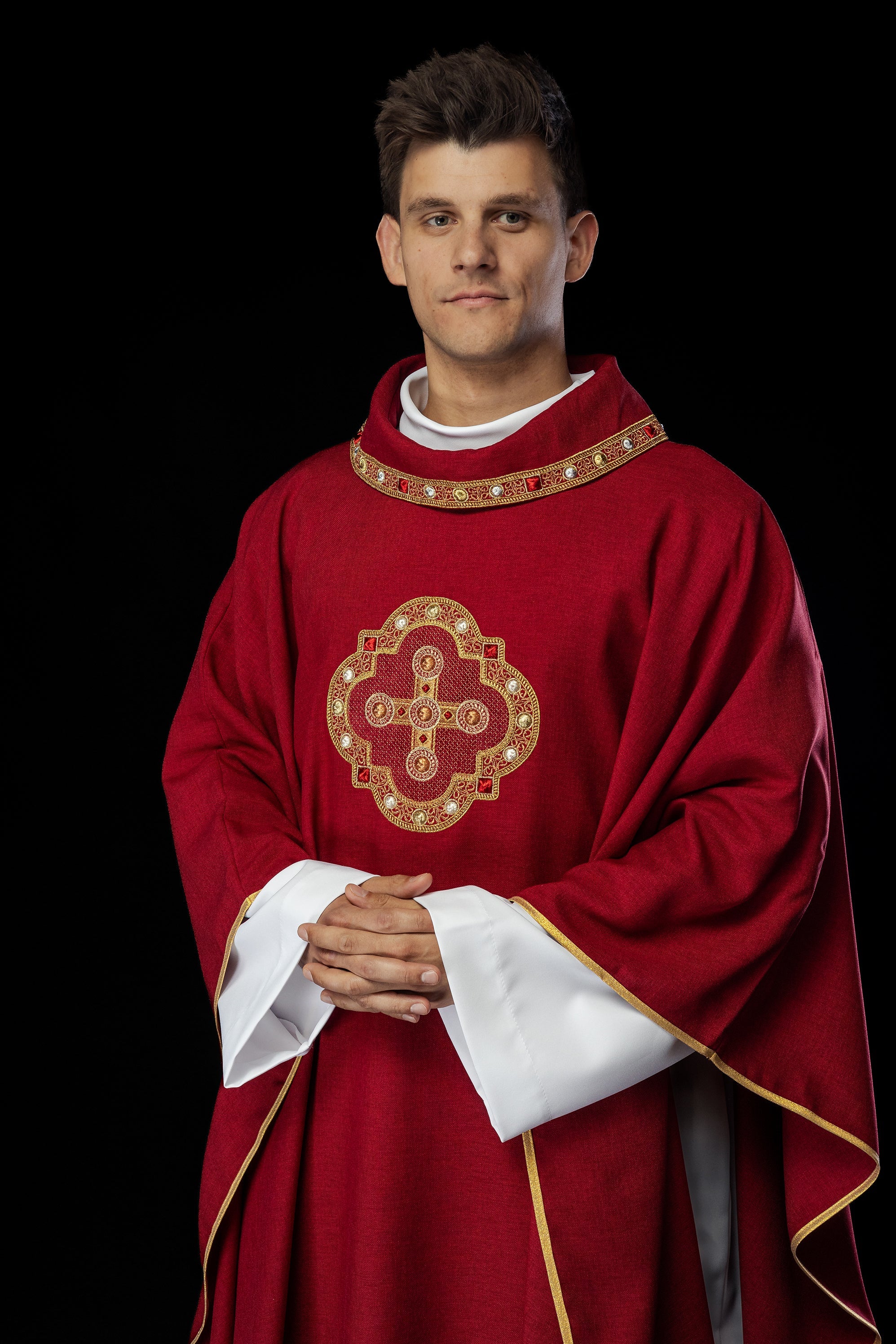 Chasuble in red with embroidered piping on the collar and around the embroidery of the cros