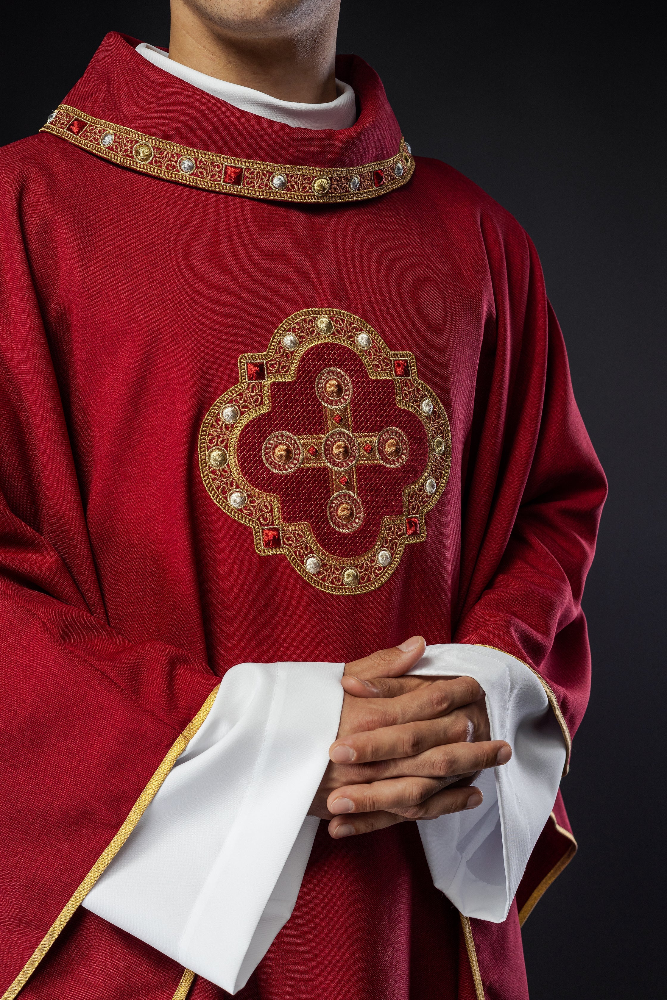 Chasuble in red with embroidered piping on the collar and around the embroidery of the cros