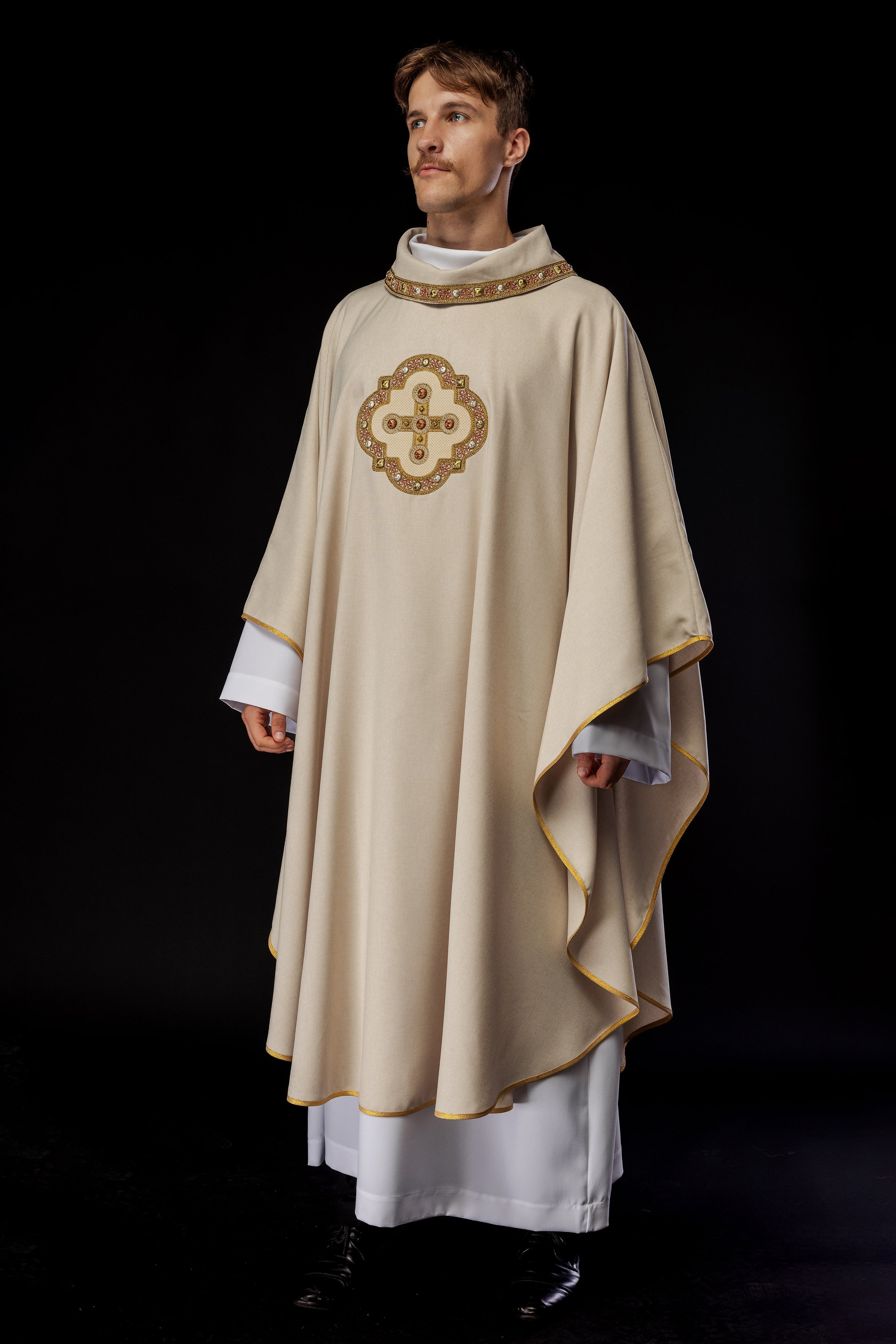 Chasuble in ecru with embroidered piping on the collar and around the embroidery of the cros