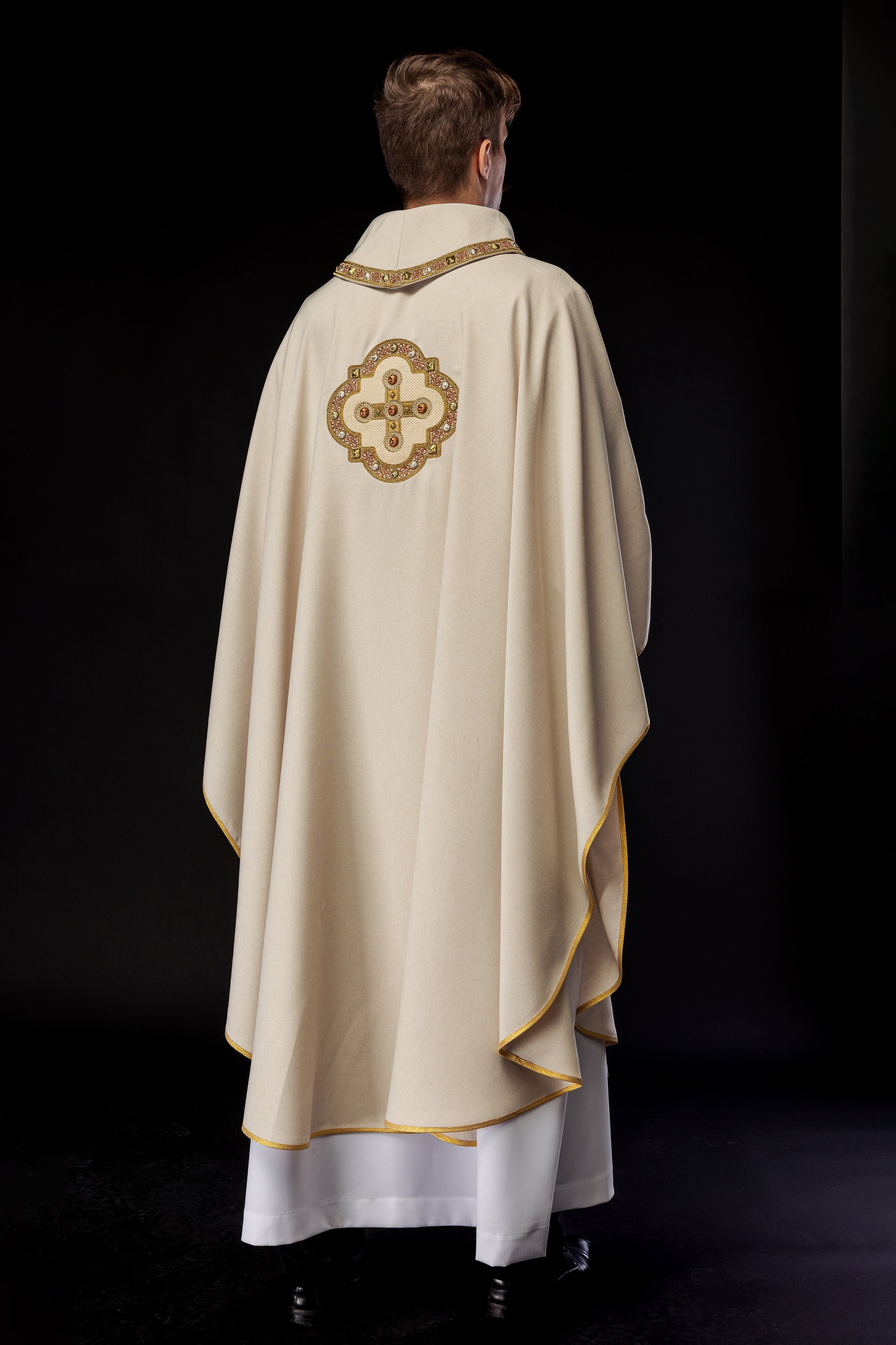 Chasuble in ecru with embroidered piping on the collar and around the embroidery of the cros