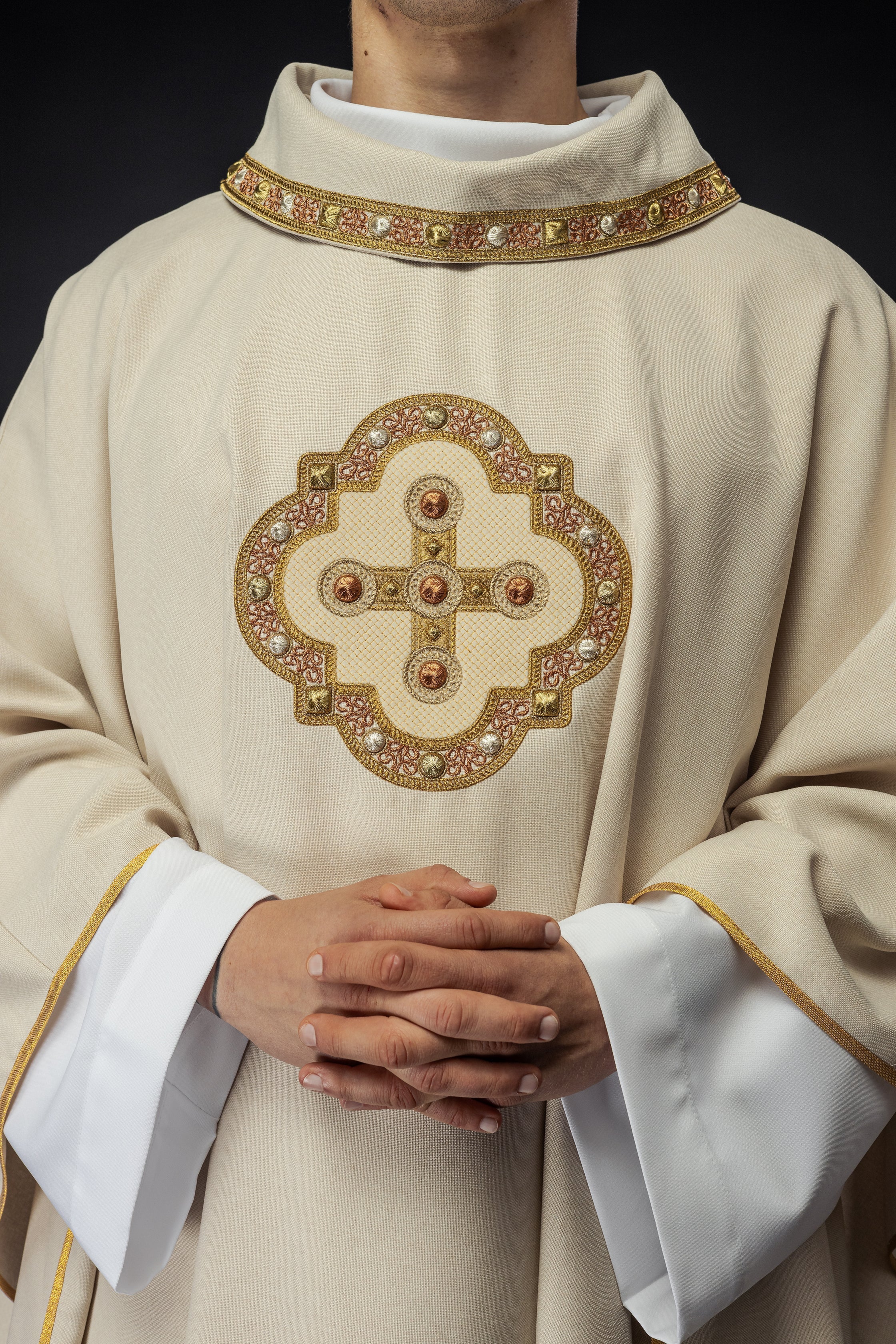 Chasuble in ecru with embroidered piping on the collar and around the embroidery of the cros