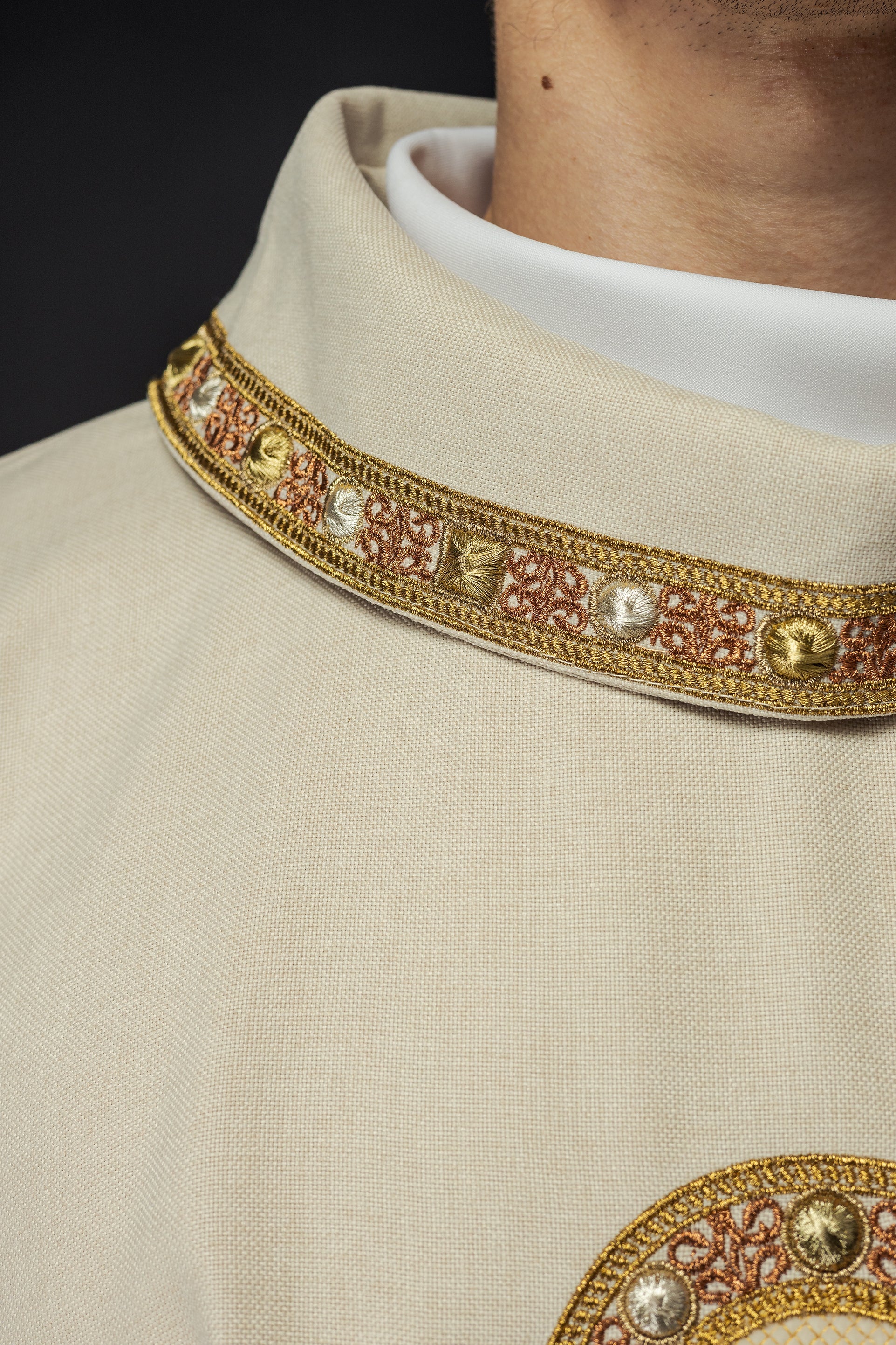 Chasuble in ecru with embroidered piping on the collar and around the embroidery of the cros