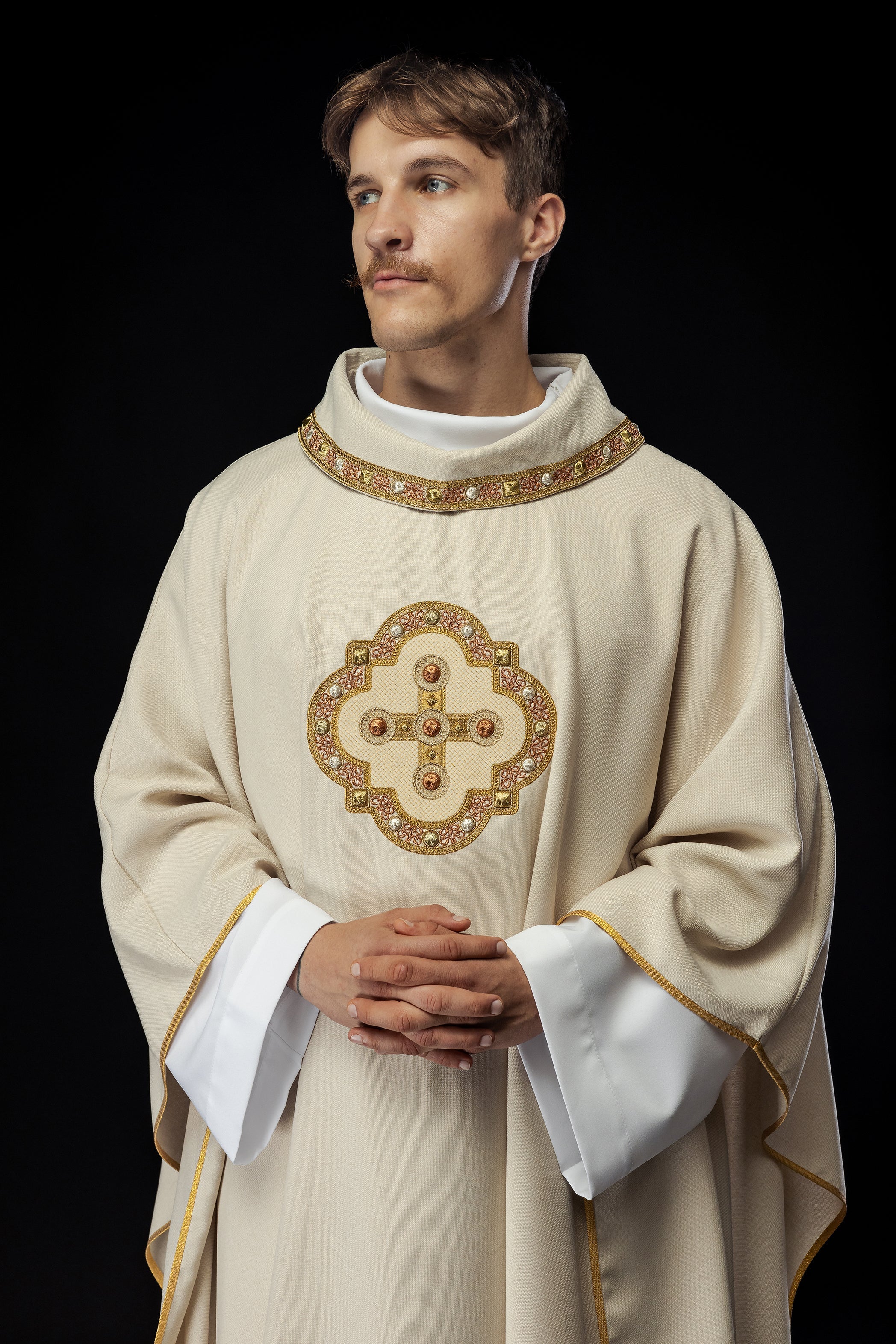 Chasuble in ecru with embroidered piping on the collar and around the embroidery of the cros