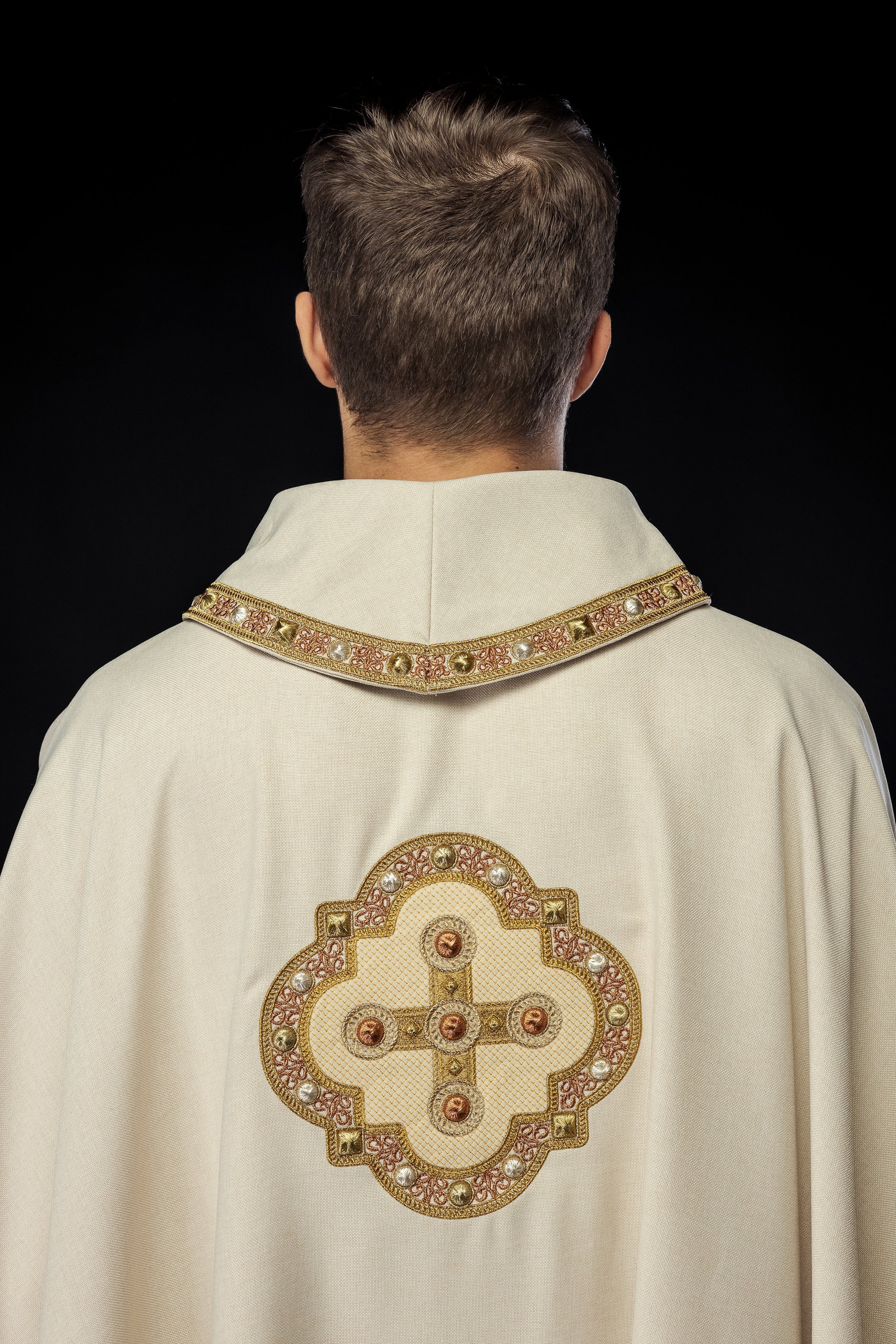 Chasuble in ecru with embroidered piping on the collar and around the embroidery of the cros