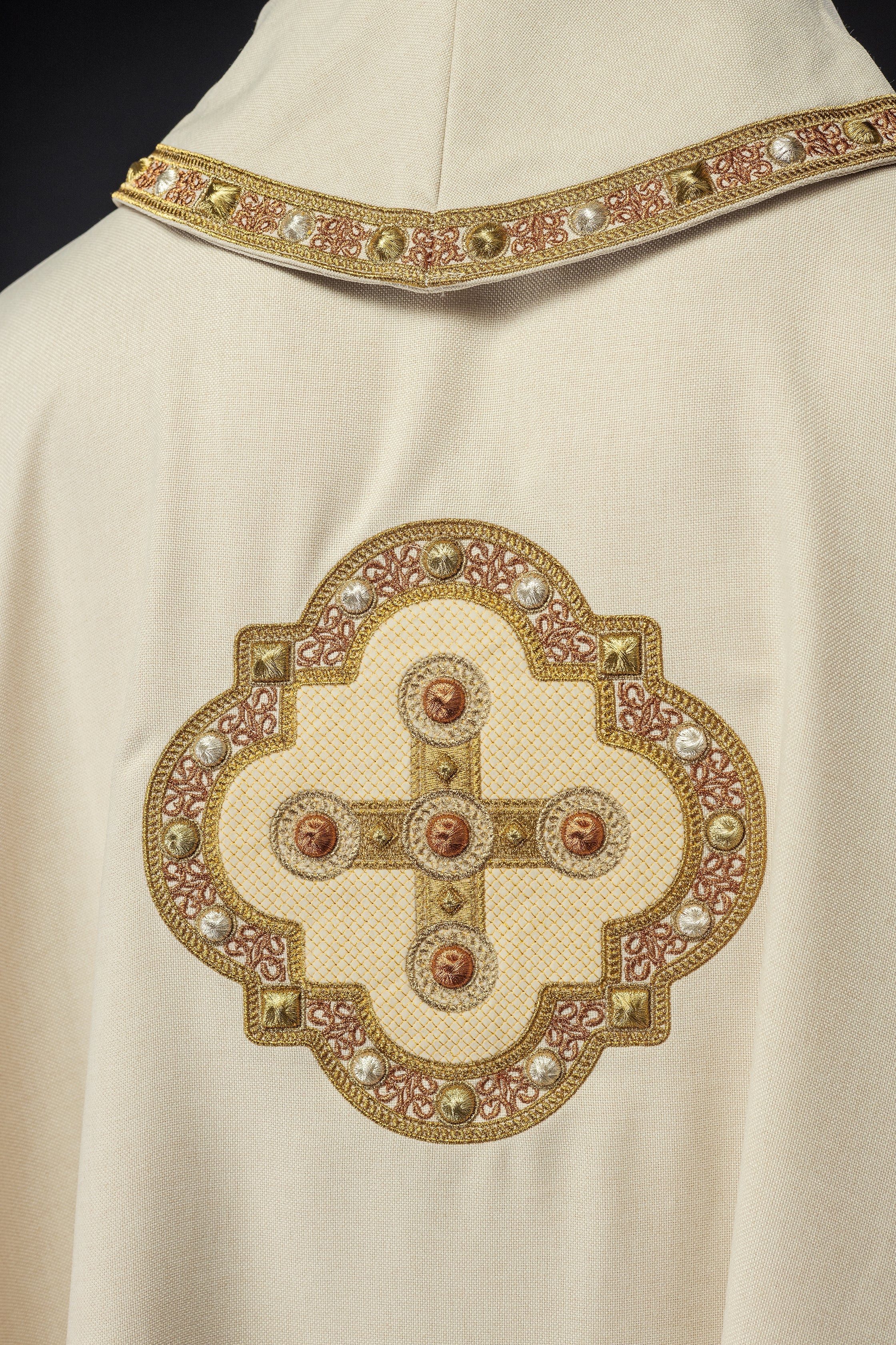 Chasuble in ecru with embroidered piping on the collar and around the embroidery of the cros