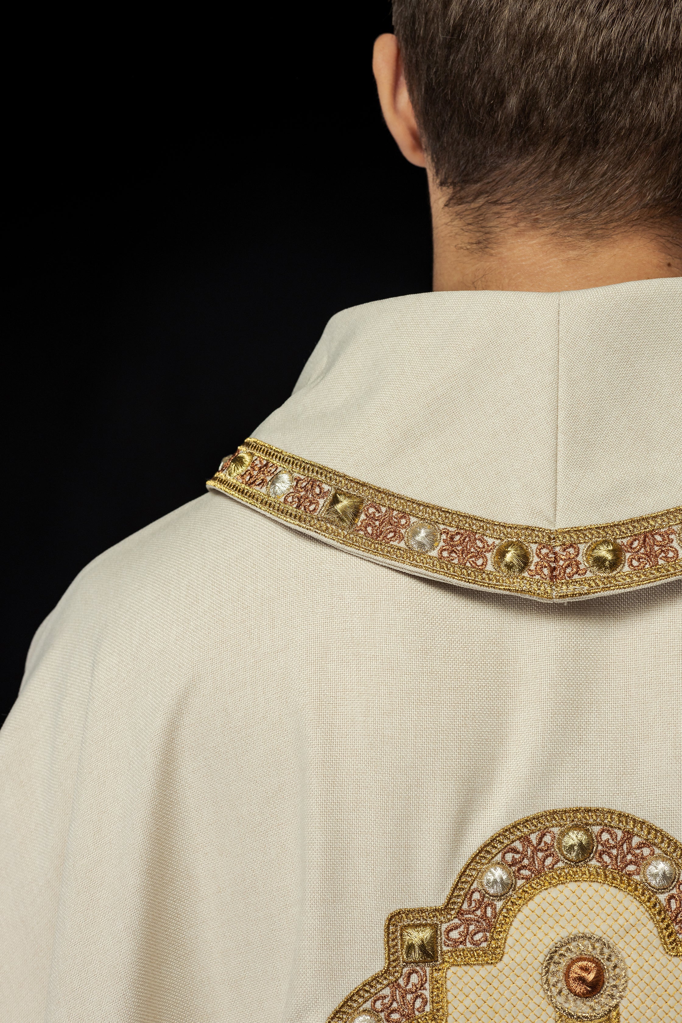 Chasuble in ecru with embroidered piping on the collar and around the embroidery of the cros