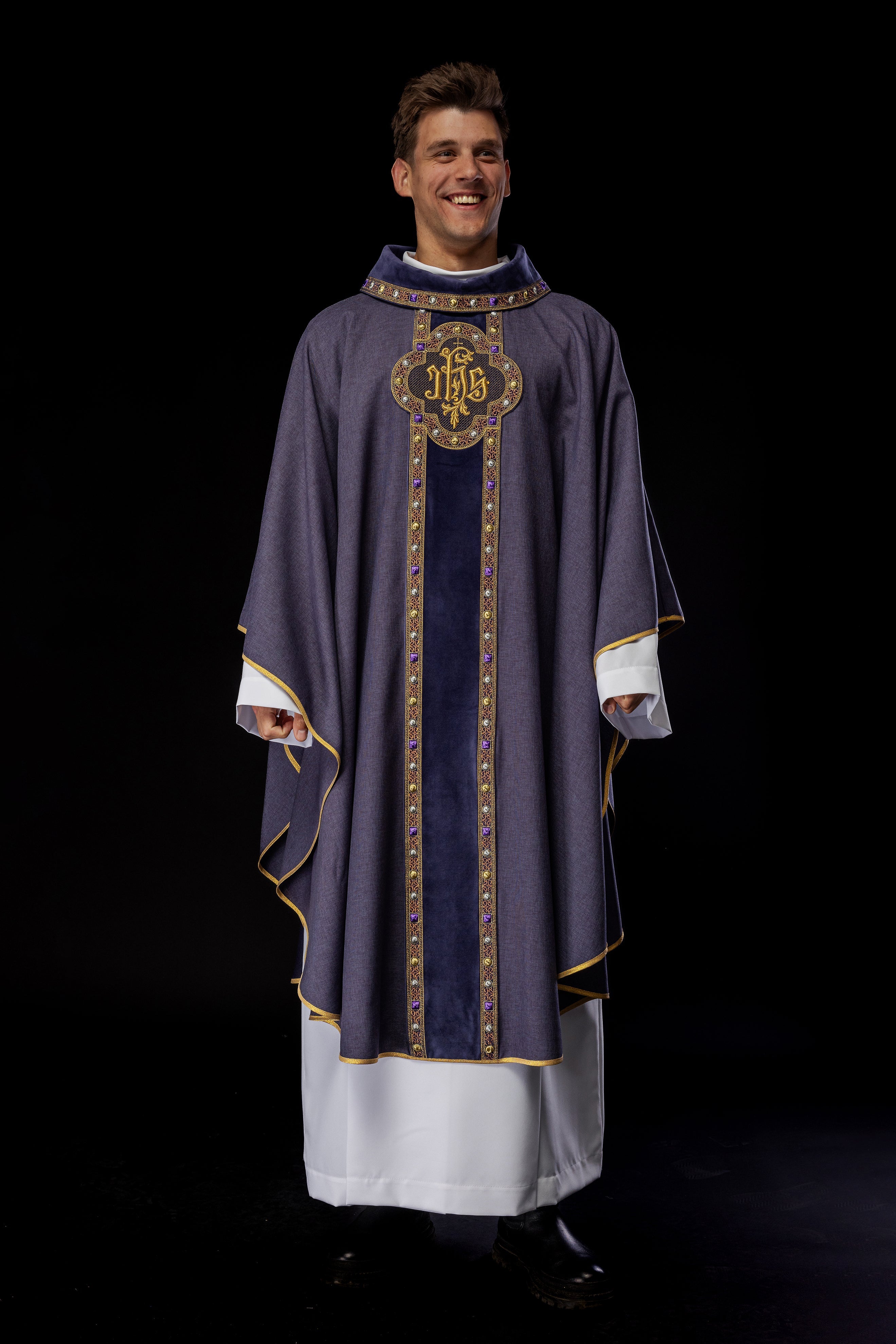 Chasuble with richly embroidered orphrey and piping around the IHS I collar embroidery in purple - HAFTINAUSA.COM