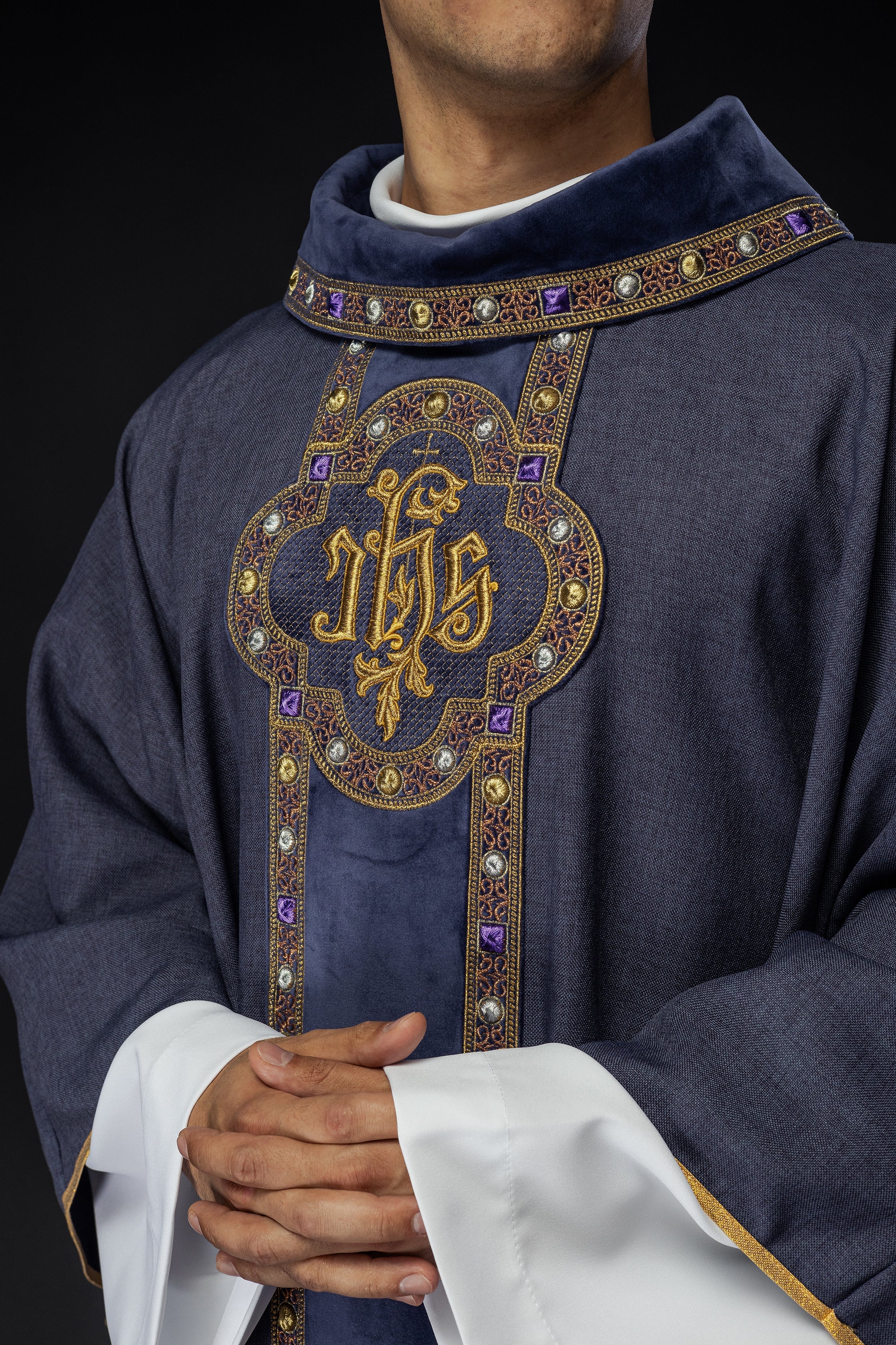 Chasuble with richly embroidered orphrey and piping around the IHS I collar embroidery in purple - HAFTINAUSA.COM