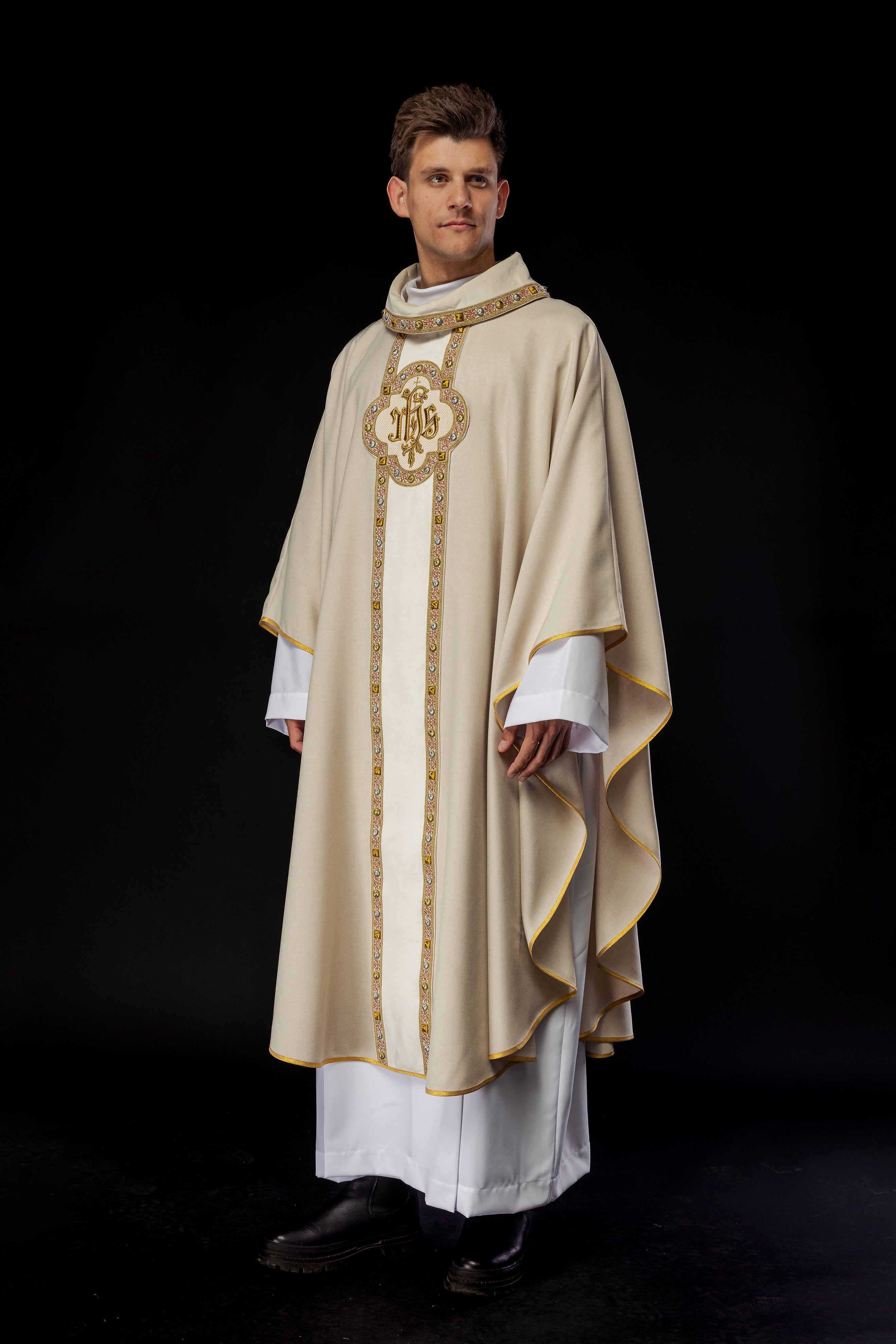 Chasuble with richly embroidered belt and piping around the IHS I collar embroidery in ecru