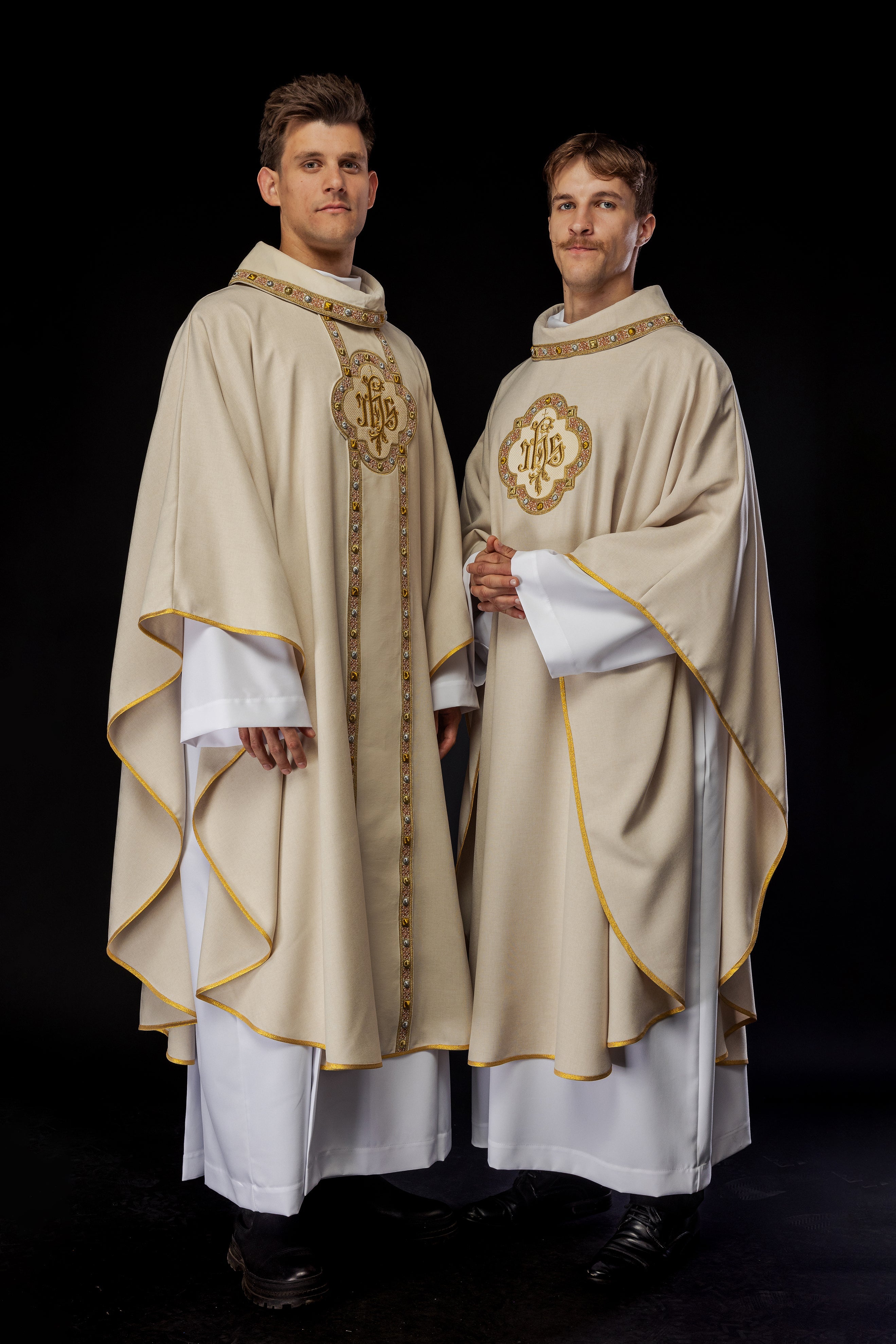 Chasuble with richly embroidered belt and piping around the IHS I collar embroidery in ecru