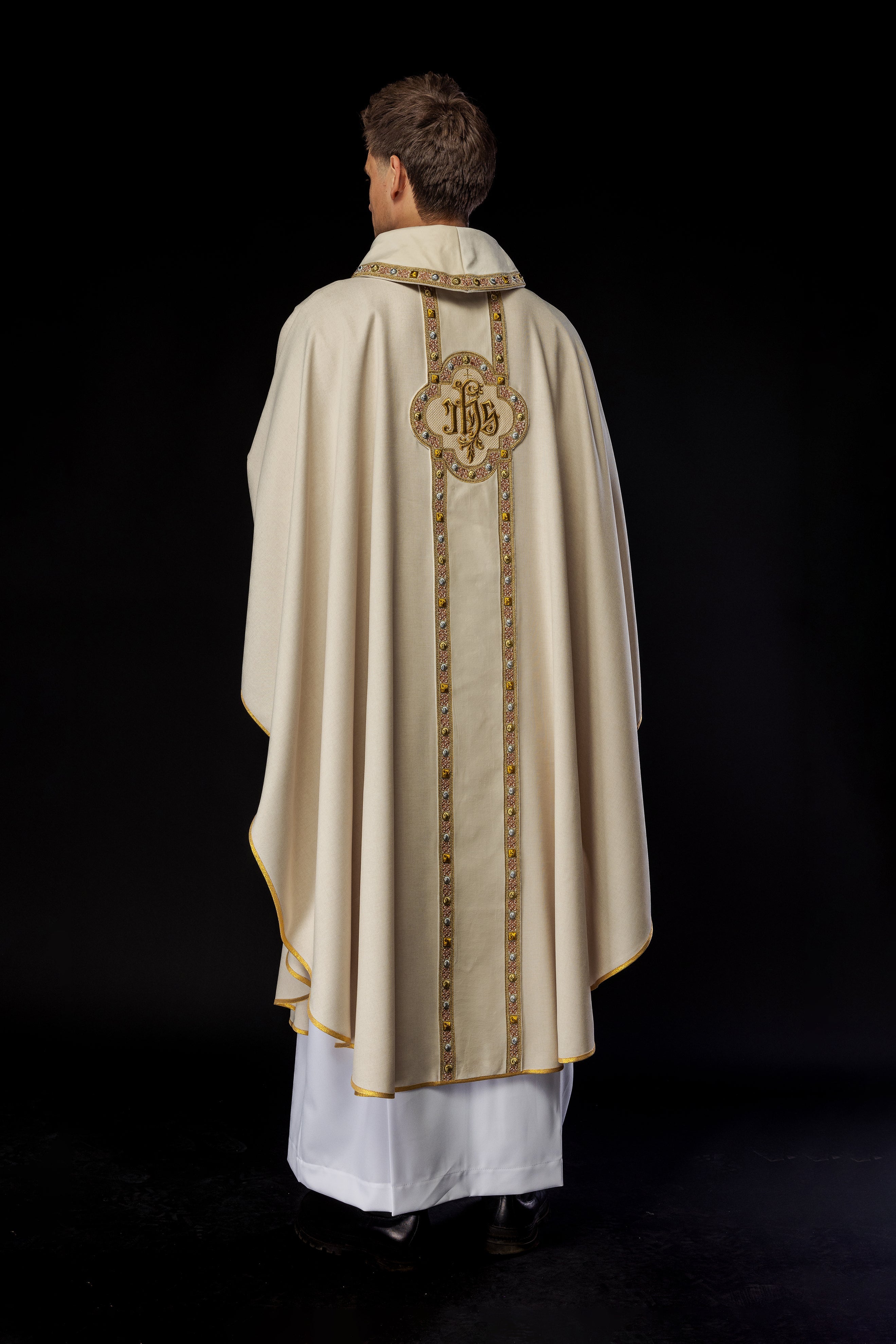 Chasuble with richly embroidered belt and piping around the IHS I collar embroidery in ecru