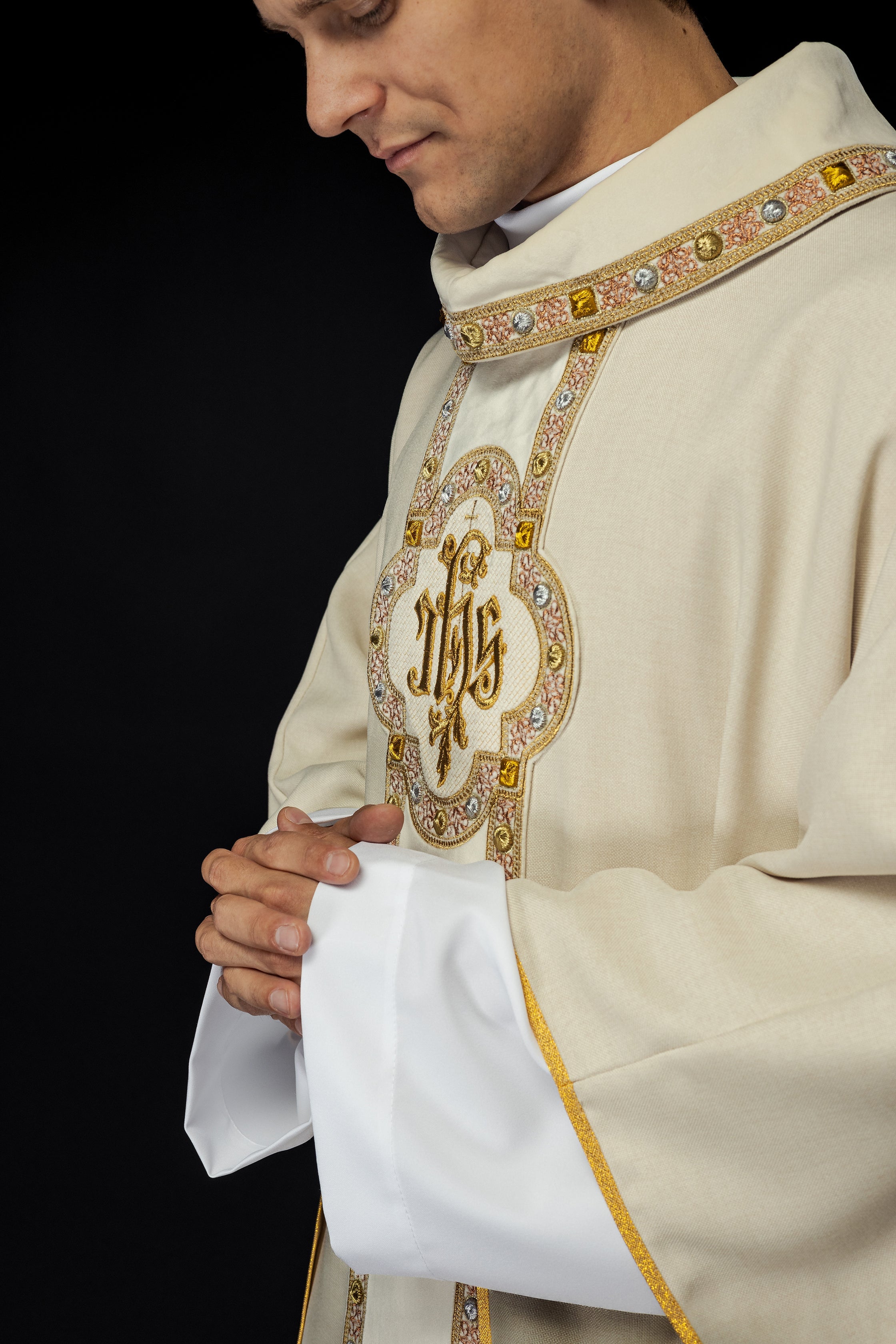 Chasuble with richly embroidered belt and piping around the IHS I collar embroidery in ecru