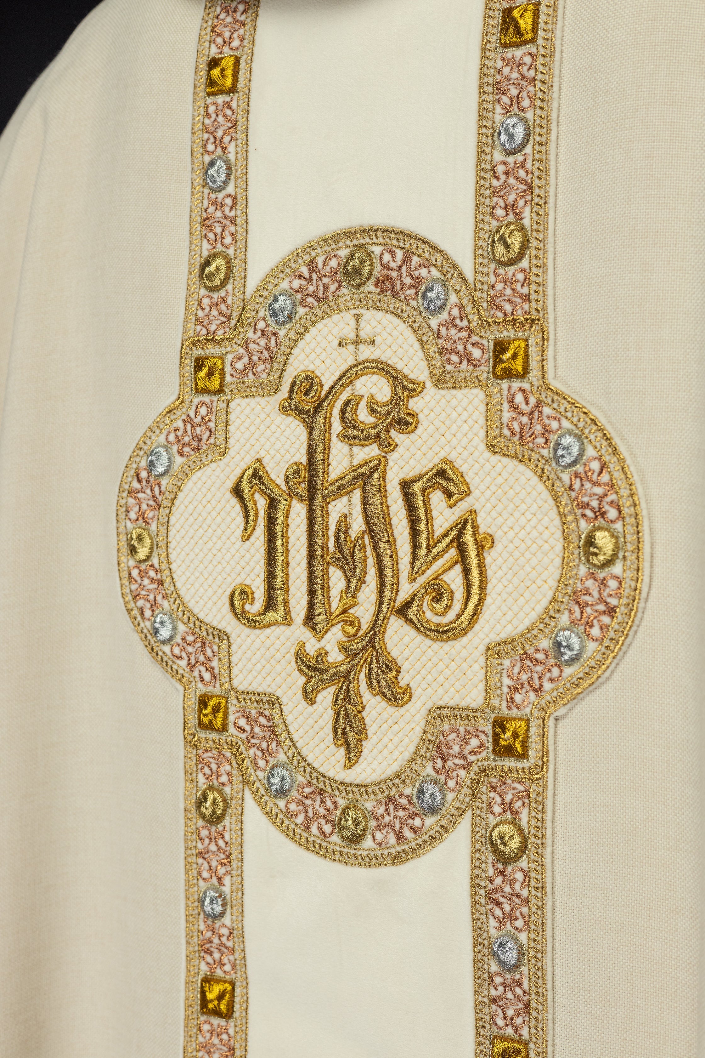 Chasuble with richly embroidered belt and piping around the IHS I collar embroidery in ecru