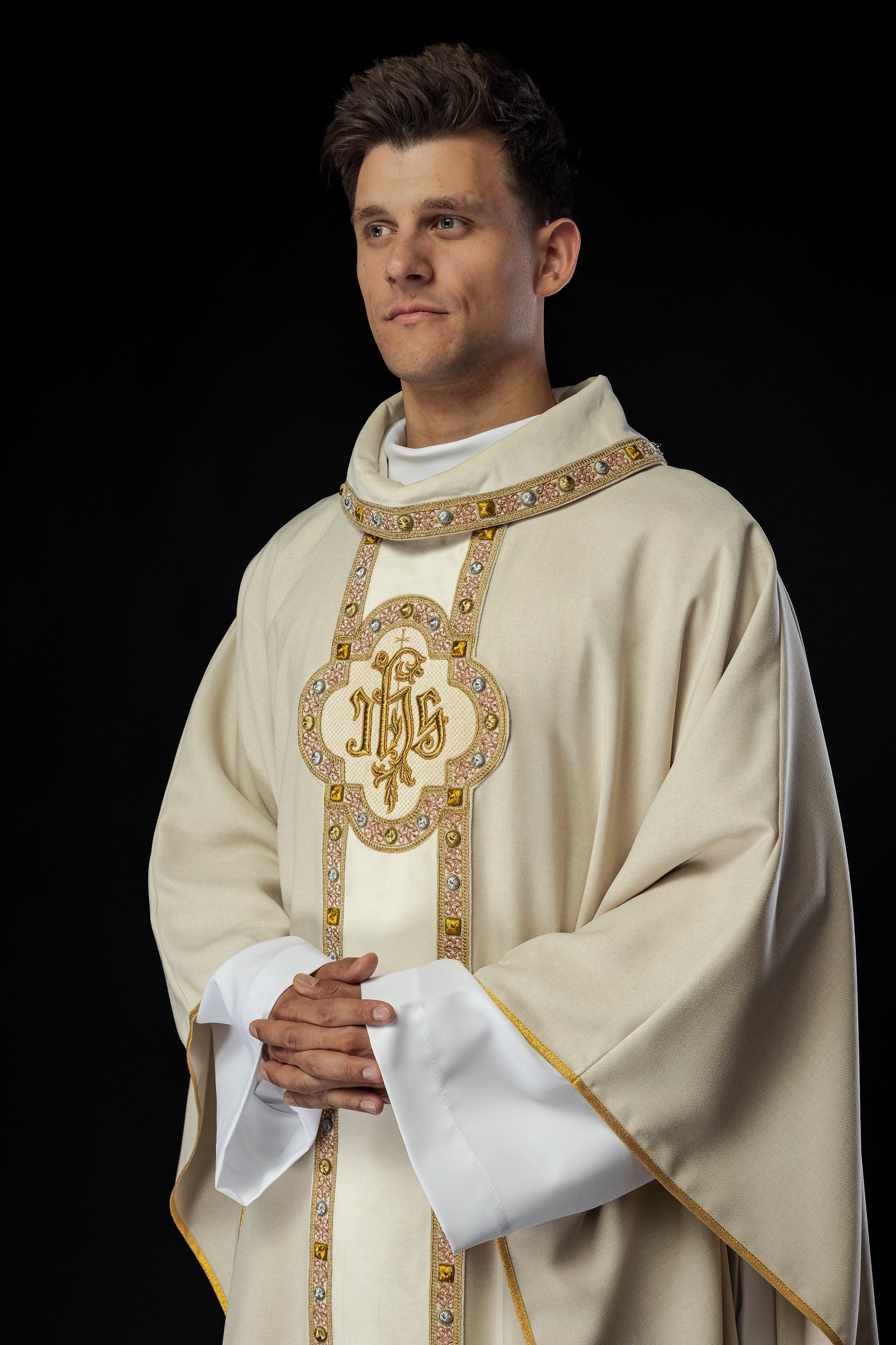 Chasuble with richly embroidered belt and piping around the IHS I collar embroidery in ecru