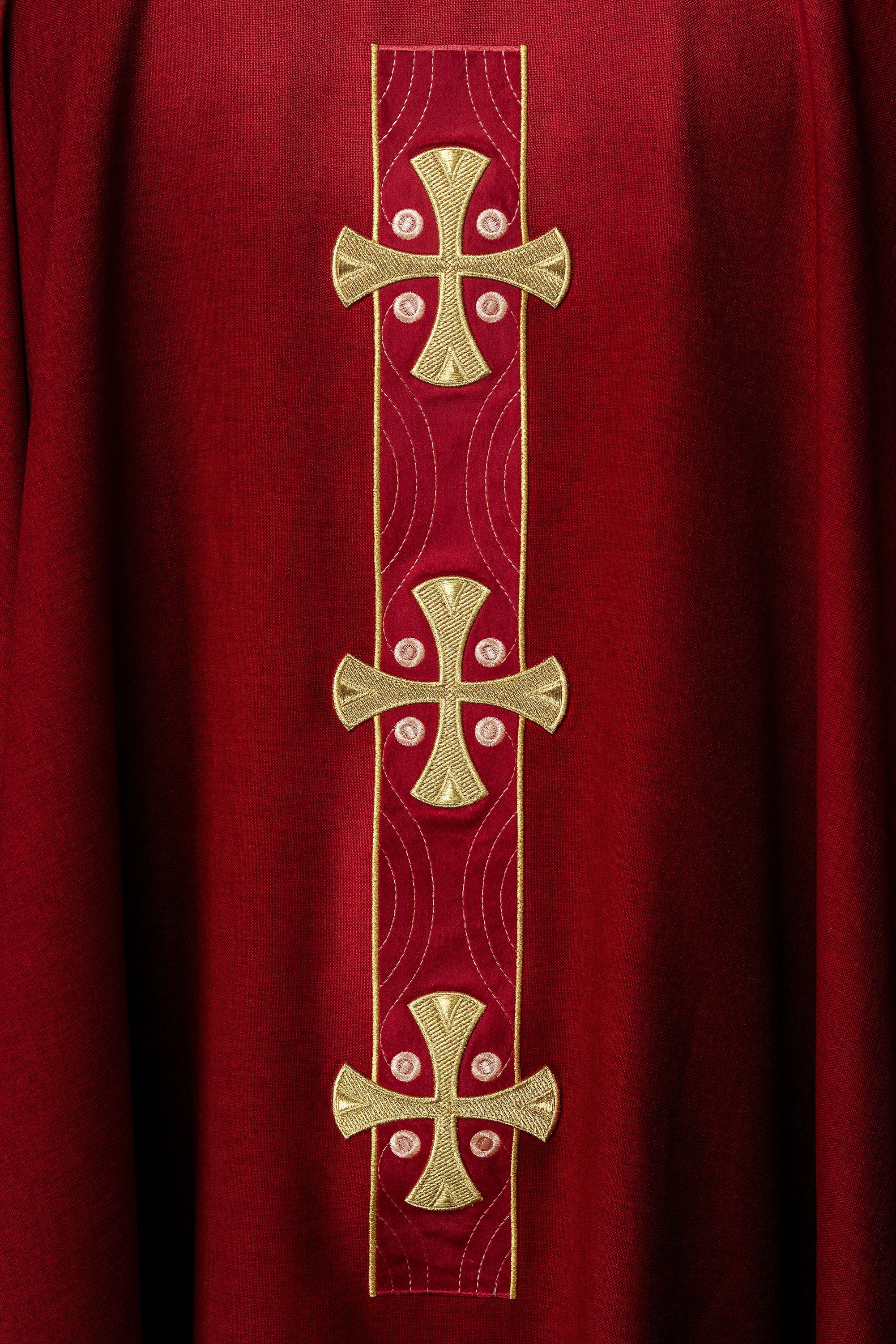 Chasuble with embroidered gold crosses and piping on the collar in red