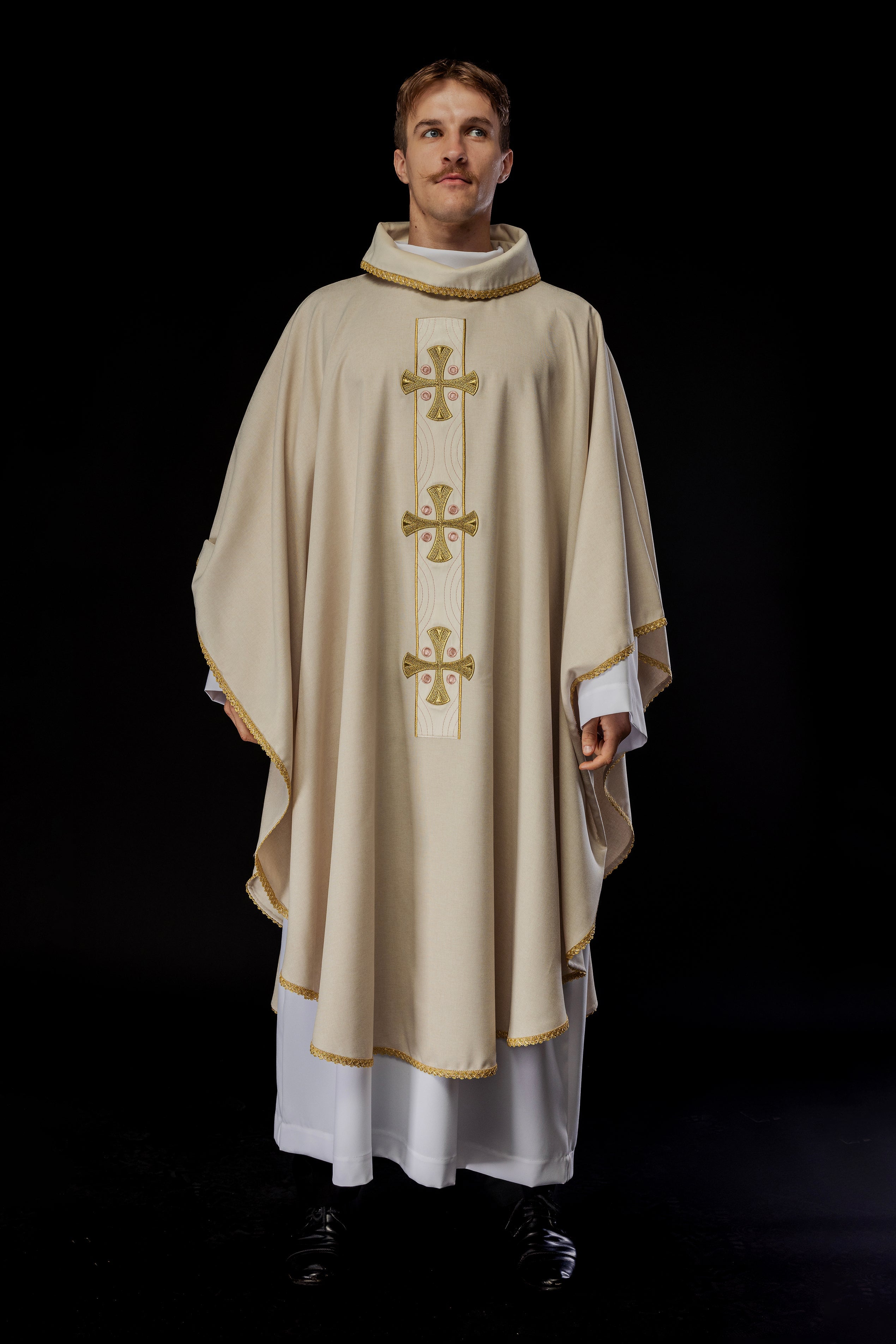 Chasuble with embroidered gold crosses and piping on the collar in ecru