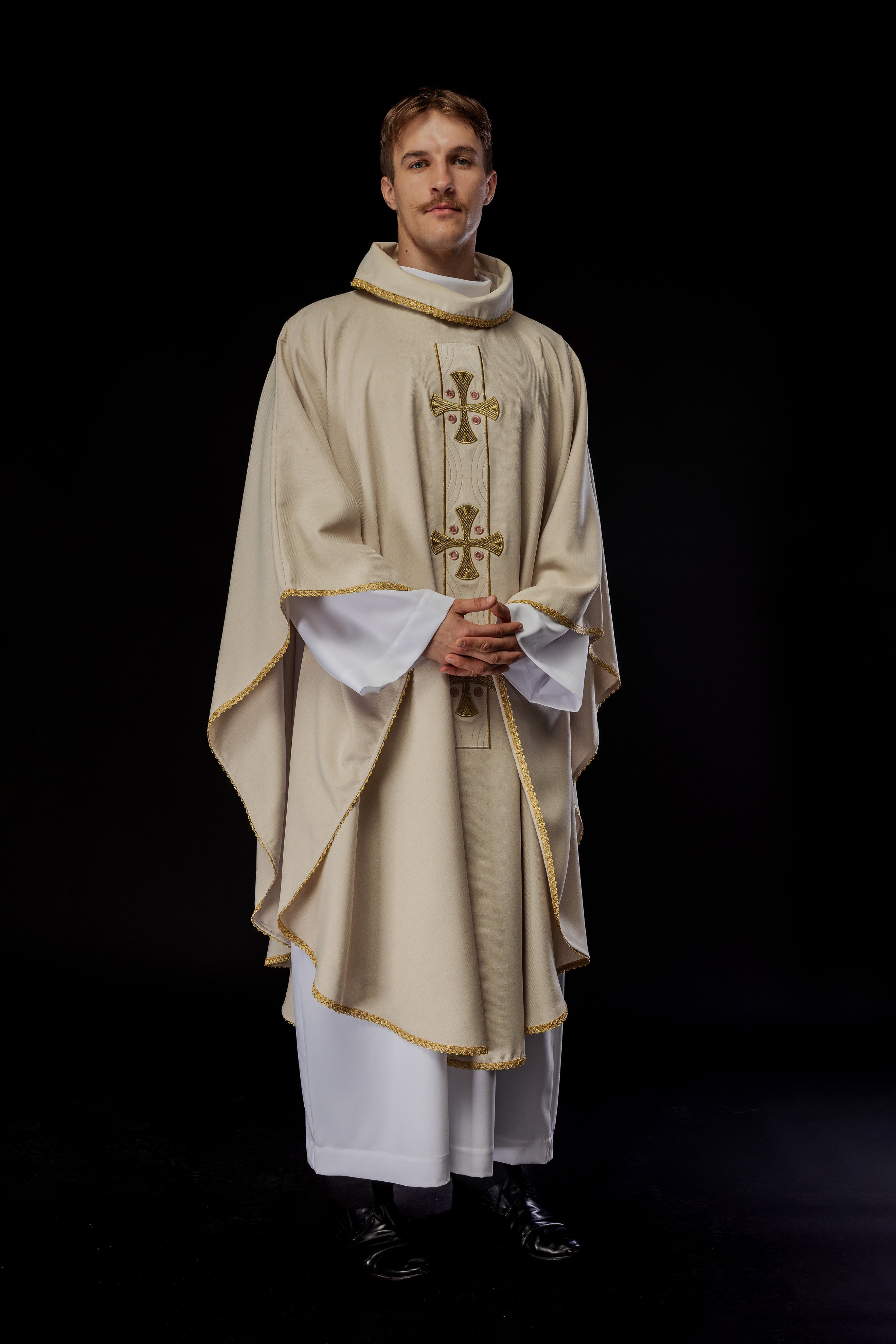 Chasuble with embroidered gold crosses and piping on the collar in ecru