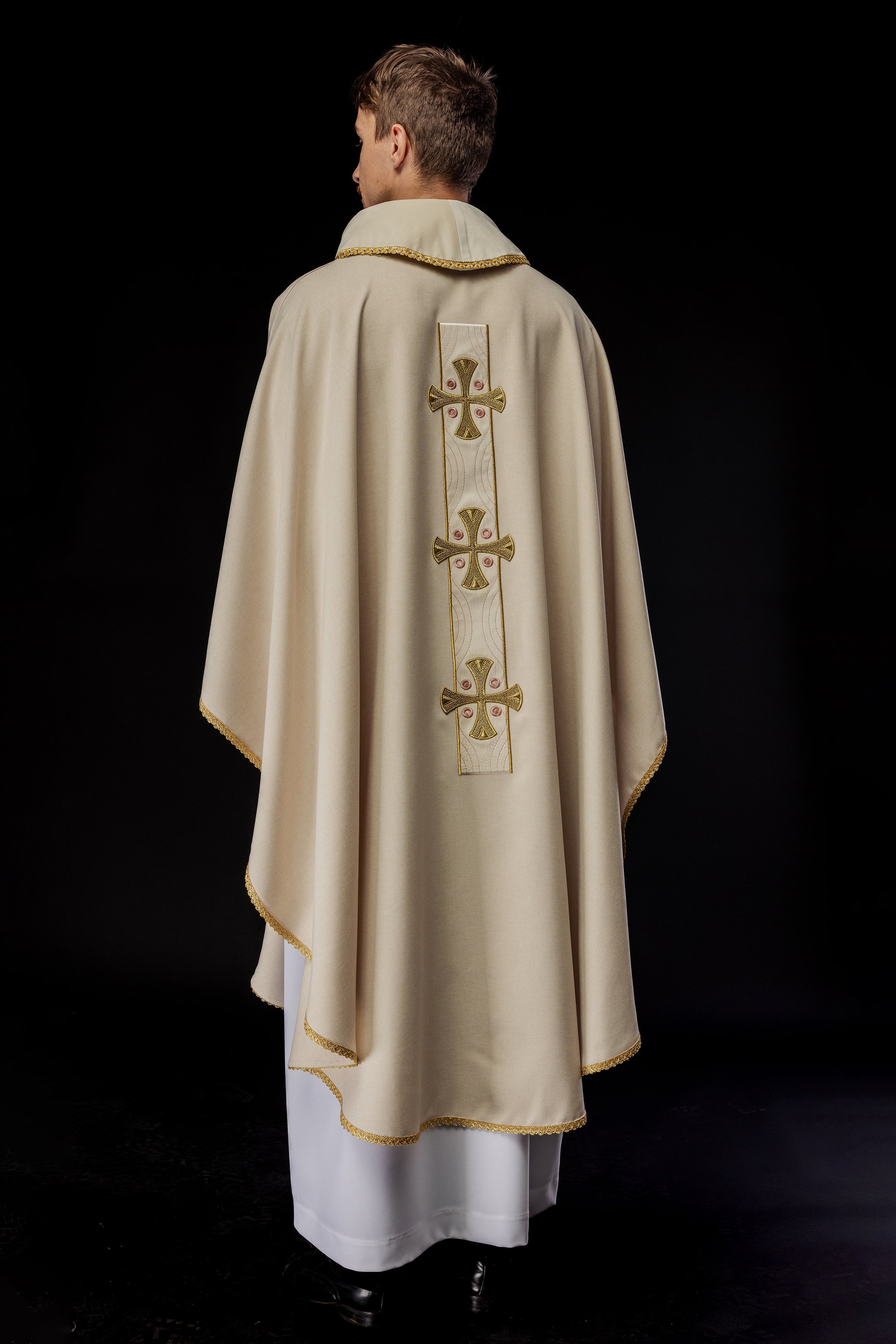 Chasuble with embroidered gold crosses and piping on the collar in ecru