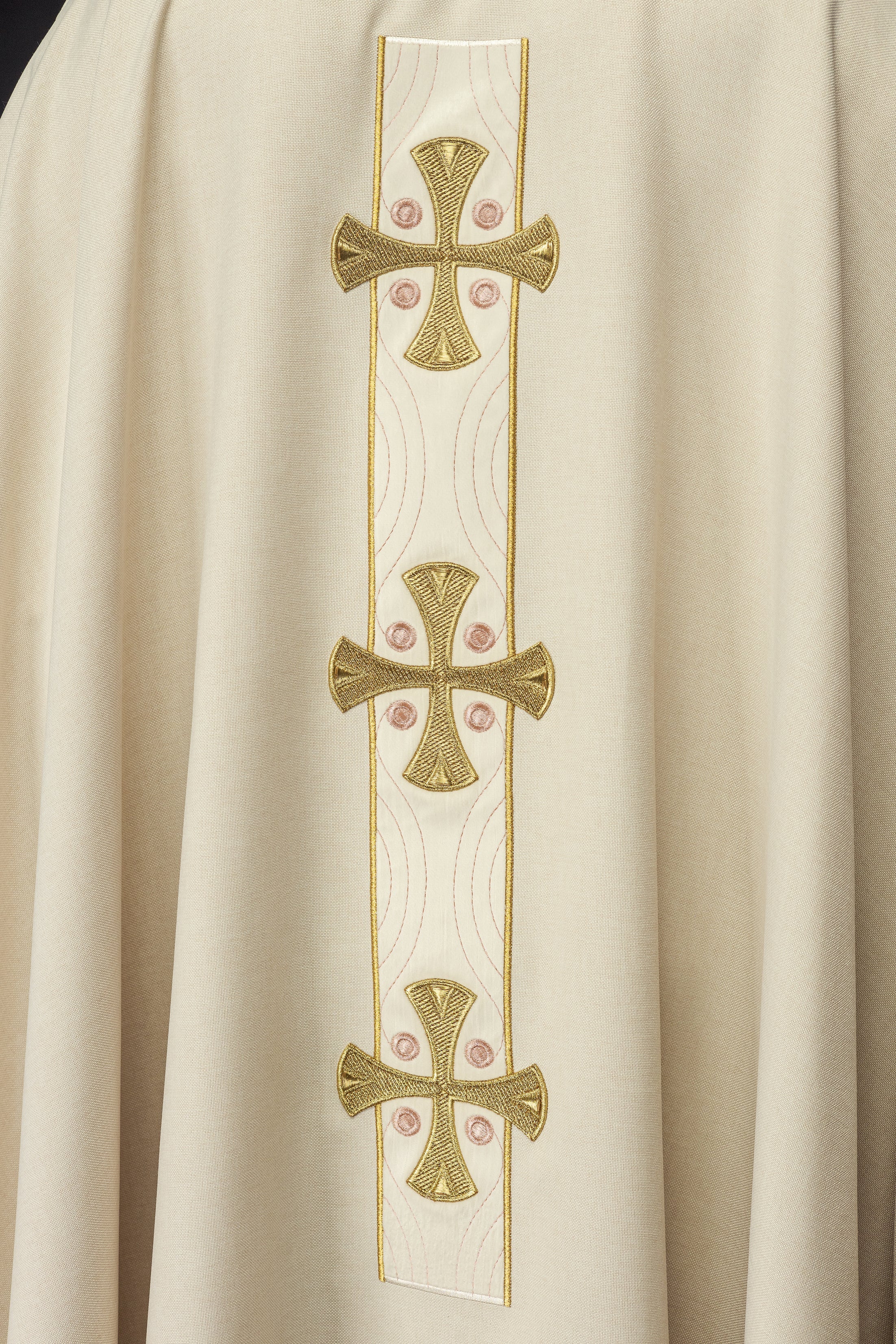 Chasuble with embroidered gold crosses and piping on the collar in ecru