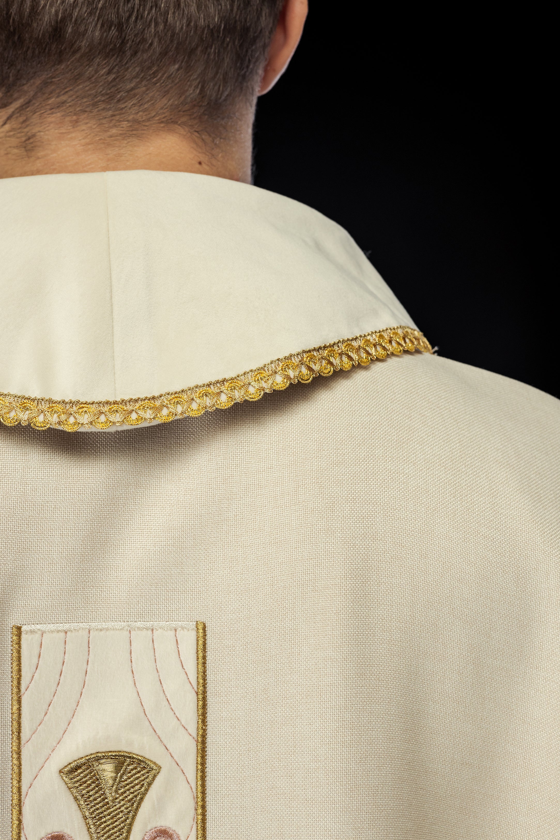 Chasuble with embroidered gold crosses and piping on the collar in ecru